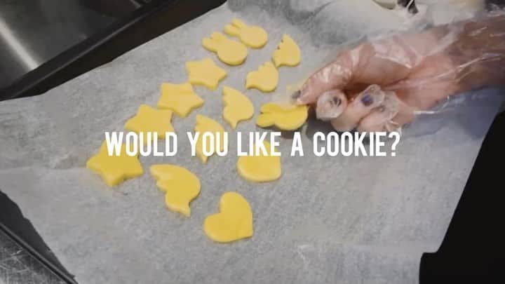 竹崎綾華のインスタグラム：「We made cookies🍪💓 I'm into making videos these days.  クッキーを作って遊びました。 いい匂いに誘われたのか.... 友達が続々と集まってきました🥳  ついでに動画を作って遊びました。 最近動画作りにハマっています。 難しいです😅そんなとある日の午後 #竹崎綾華　#shortmovie  My clothes :@kenzo @public_tokyo」