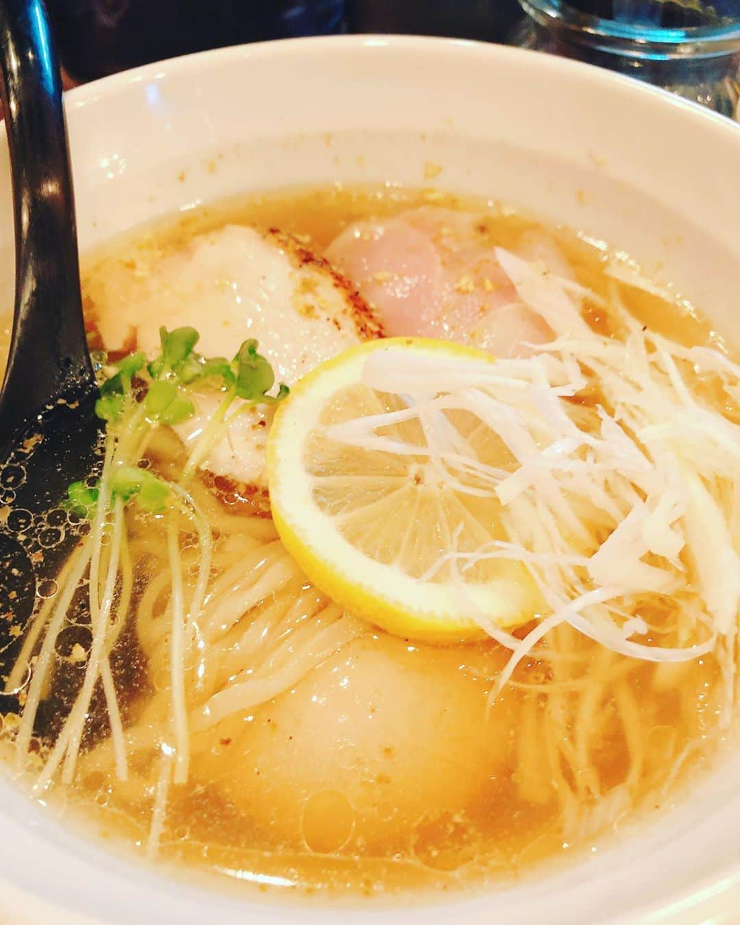 嶺恵斗さんのインスタグラム写真 - (嶺恵斗Instagram)「限定ラーメン✨ ・ 🌟山椒塩とりそば スープがたまらなく美味しいぃ❣️ (9月限定)  🌟博多とんこつラーメン 博多公演で食べた博多ラーメンを思い出す…❣️ (夜限定)  🌟ローストビーフ ミニサイズなのにお肉モリモリ❣️ (夜限定) どれも🍺との相性がバツグン！  そして子供達と争奪戦🍜 負けられない闘い‼️ ・ #天雷軒麹町店 #限定ラーメン  #ラーメン好きな人と繋がりたい  #主婦の息抜き #嶺恵斗  #オススメ #麹町ランチ #東京 #love #tokyo #kojimachi #lunch #真矢プロデュース #lunasea」9月25日 10時53分 - etsuko__7