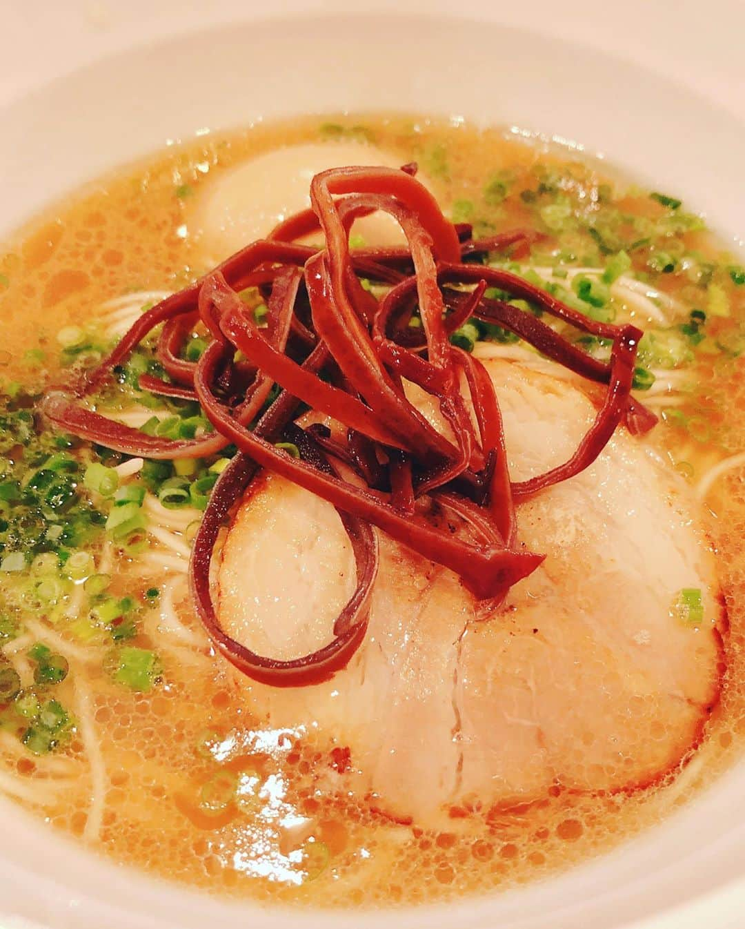 嶺恵斗さんのインスタグラム写真 - (嶺恵斗Instagram)「限定ラーメン✨ ・ 🌟山椒塩とりそば スープがたまらなく美味しいぃ❣️ (9月限定)  🌟博多とんこつラーメン 博多公演で食べた博多ラーメンを思い出す…❣️ (夜限定)  🌟ローストビーフ ミニサイズなのにお肉モリモリ❣️ (夜限定) どれも🍺との相性がバツグン！  そして子供達と争奪戦🍜 負けられない闘い‼️ ・ #天雷軒麹町店 #限定ラーメン  #ラーメン好きな人と繋がりたい  #主婦の息抜き #嶺恵斗  #オススメ #麹町ランチ #東京 #love #tokyo #kojimachi #lunch #真矢プロデュース #lunasea」9月25日 10時53分 - etsuko__7