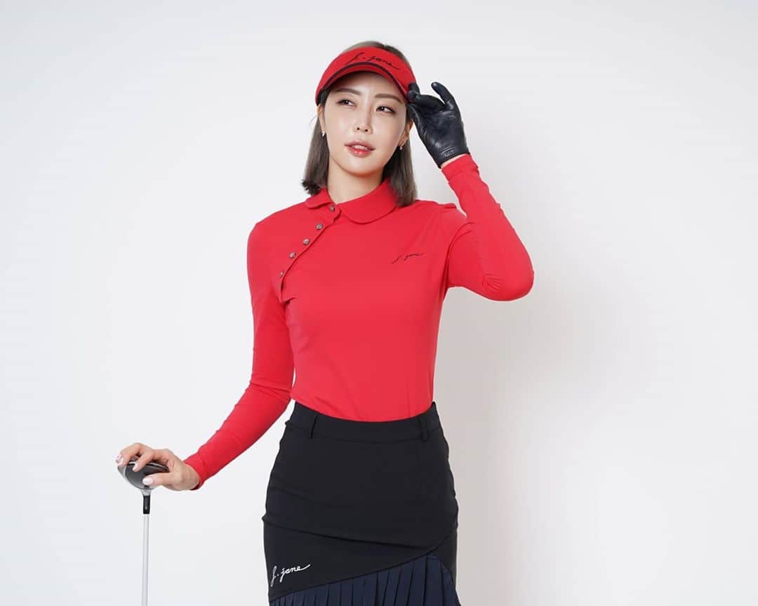 J.JANE JAPANさんのインスタグラム写真 - (J.JANE JAPANInstagram)「New♡arrival . トップス Oblique line button T-shirt（Red） ¥25,000 . ▶商品紹介 Goldボタンの斜面襟が特徴的なロングシャツ 春・秋・冬と長くお使いいただけます。 . 新作商品Webより注文可能です✨ ご注文からお届けまで7〜10日となります。 . #golf#골프 #ゴルフ#golfwear #j_jane #j_jane_golf #スポーツ#golfswing #ドライバー#アイアン#golf#fashion#韓国ファッション#ゴルフ好き#golfing#golfer #ゴルフウエア #ゴルフスイング#ゴルフ女子#ゴルフ男子#トレーニング#ゴルフ部#ゴルフ初心者#打ちっ放し#パター練習#コンペ」9月25日 10時55分 - j.jane_japan
