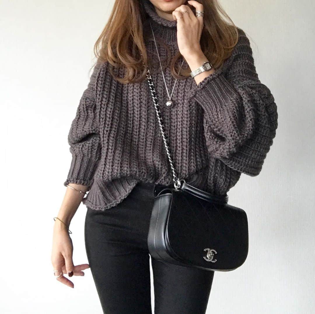 のインスタグラム：「* 🐨🐨🐨 monotone code…❤︎ * @hm のチャンキーニット。 まだ着れるのは先だけど、シンプルにモノトーンで合わせる予定😘 * 私はLにしたけど、いい感じのゆるだぼ感です👍✨ * あと、このニットの良さは見た目より軽いことかな笑。 重いニットは肩が凝るので着れません😂 * さて、雨も小降りになってきたのでスーパーに買い出しに行きますかね🚗💭 * * knit… @hm denim… @uniqlo bag… @chanelofficial sneakers… @goldengoose * * * #outfitoftoday #4yuuu #mineby3mootd #hmknit #hm #uniqloコーデ #チャンキーニット #エイチアンドエム #エイチアンドエム購入品 #えいちあんどえむ #ゆるニット #ざっくりニット #ユニクロコーデ #ユニクロデニム族 #リブニットハイネックセーター #ファッションコーデ #シャネルバッグ #モノトーンコーデ #スニーカーコーデ #スニーカー女子 #ゴールデングース #シンプルコーディネート #モノトーン好き #ニットコーデ #大人女子コーデ #大人シンプルコーデ #アラフォーママコーデ #30代ファッション #秋ファッション #秋コーディネート」