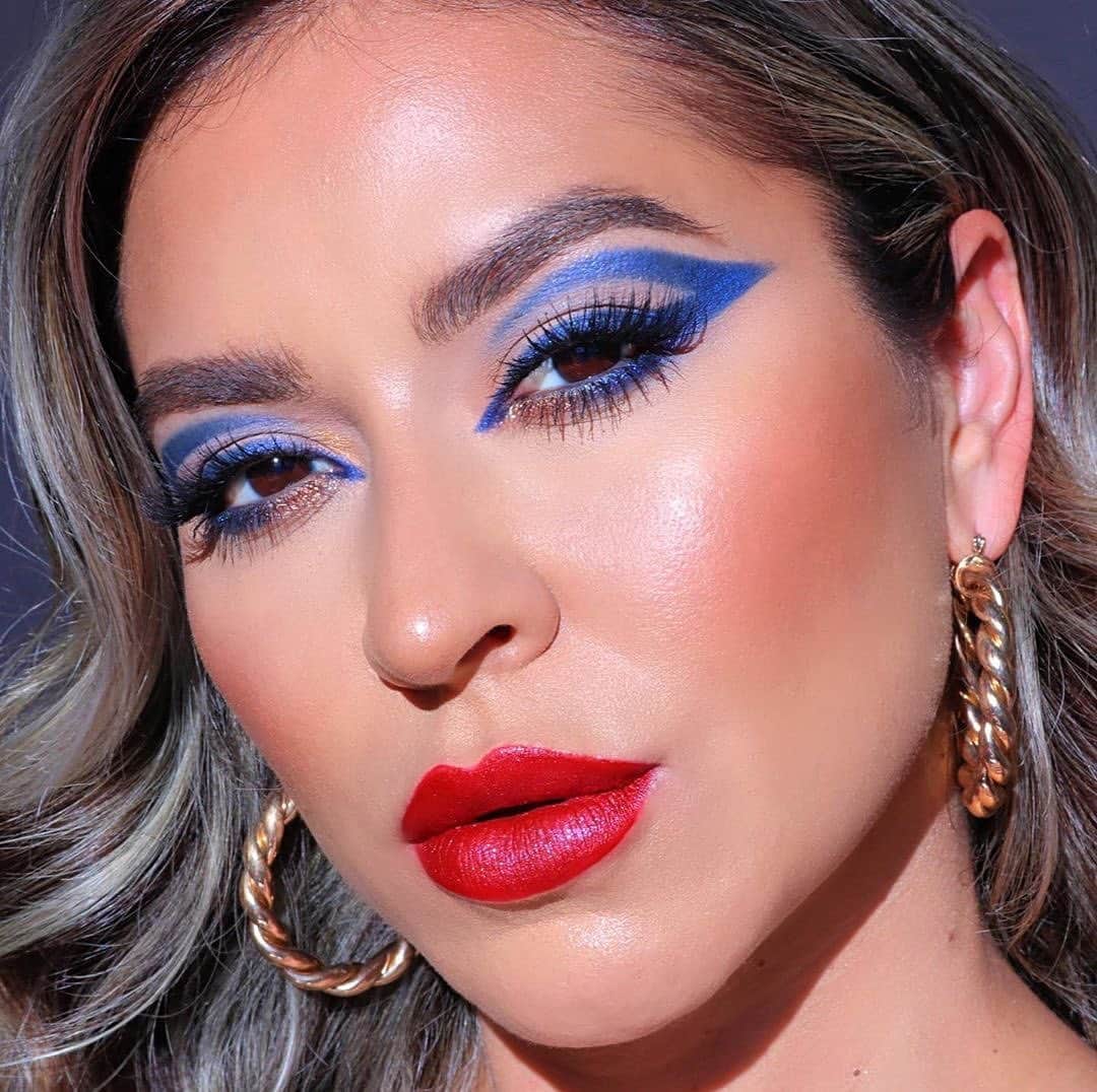 Revlonさんのインスタグラム写真 - (RevlonInstagram)「Talk about a power move! @lishalovesmakeup created a Wonder Woman inspired look using the special edition #RevlonxWW84 collection and it has us stopped in our tracks.  Makeup deets: ❤️ The Wonder Woman Face and Eye Palette ❤️  Liquid Armor Glow Pot in Golden Lasso (001) ❤️  #SuperLustrous Lipstick in Super Heroine (002) ❤️  Warrior Glitter Lip Color in Fight For It (001) ❤️  #ColorStay Glaze Stick in Gilt (872) & Sapphire (875)」9月25日 10時56分 - revlon