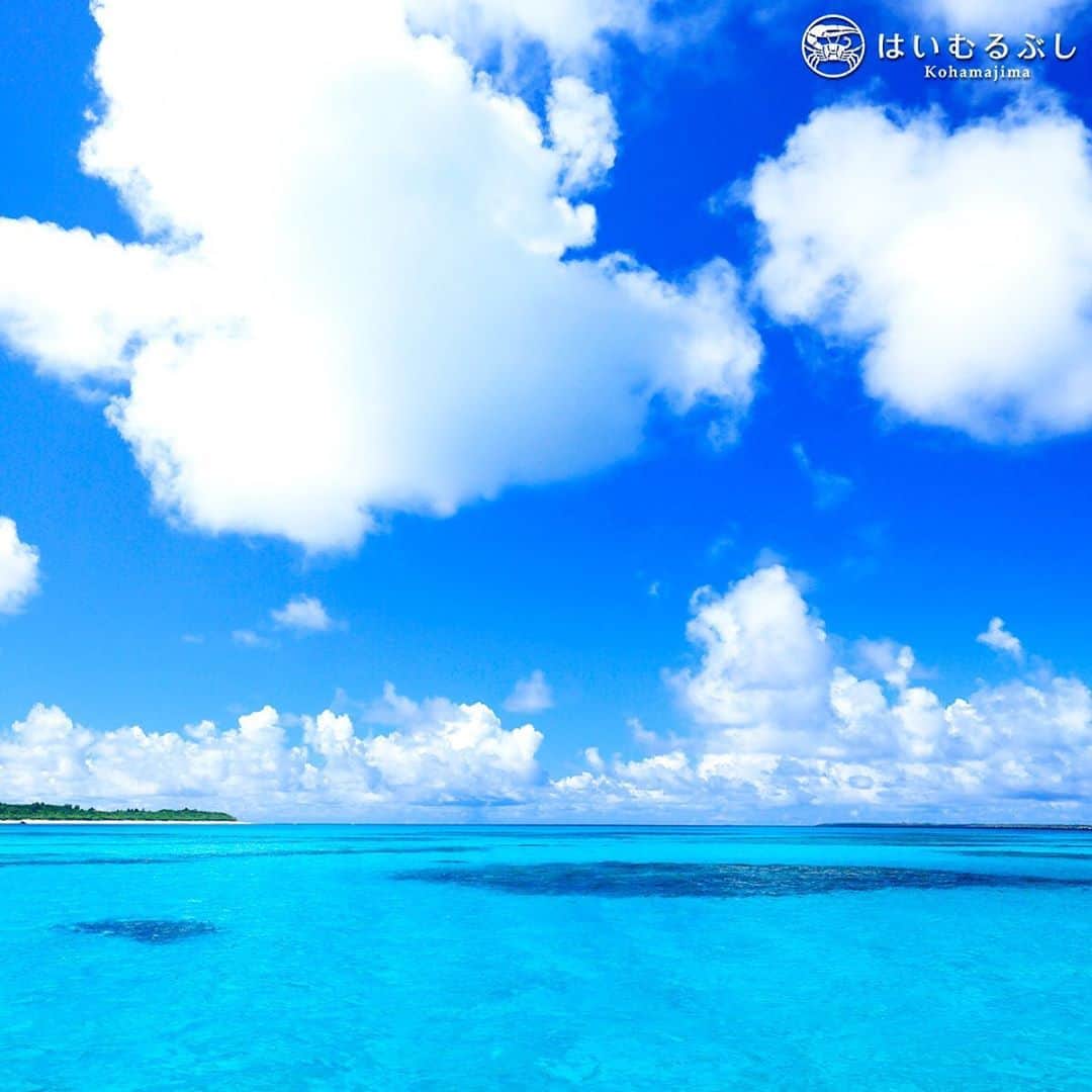 HAIMURUBUSHI はいむるぶしさんのインスタグラム写真 - (HAIMURUBUSHI はいむるぶしInstagram)「小浜島・はいむるぶしから癒しの風景をお届けします。 青空と青い海の間に浮かぶ入道雲。 水平線の彼方から湧き立つように、次々とやって来ます。 #沖縄 #八重山諸島 #青空 #青い海 #入道雲 #小浜島 #リゾート #ホテル #はいむるぶし」9月25日 10時56分 - haimurubushi_resorts