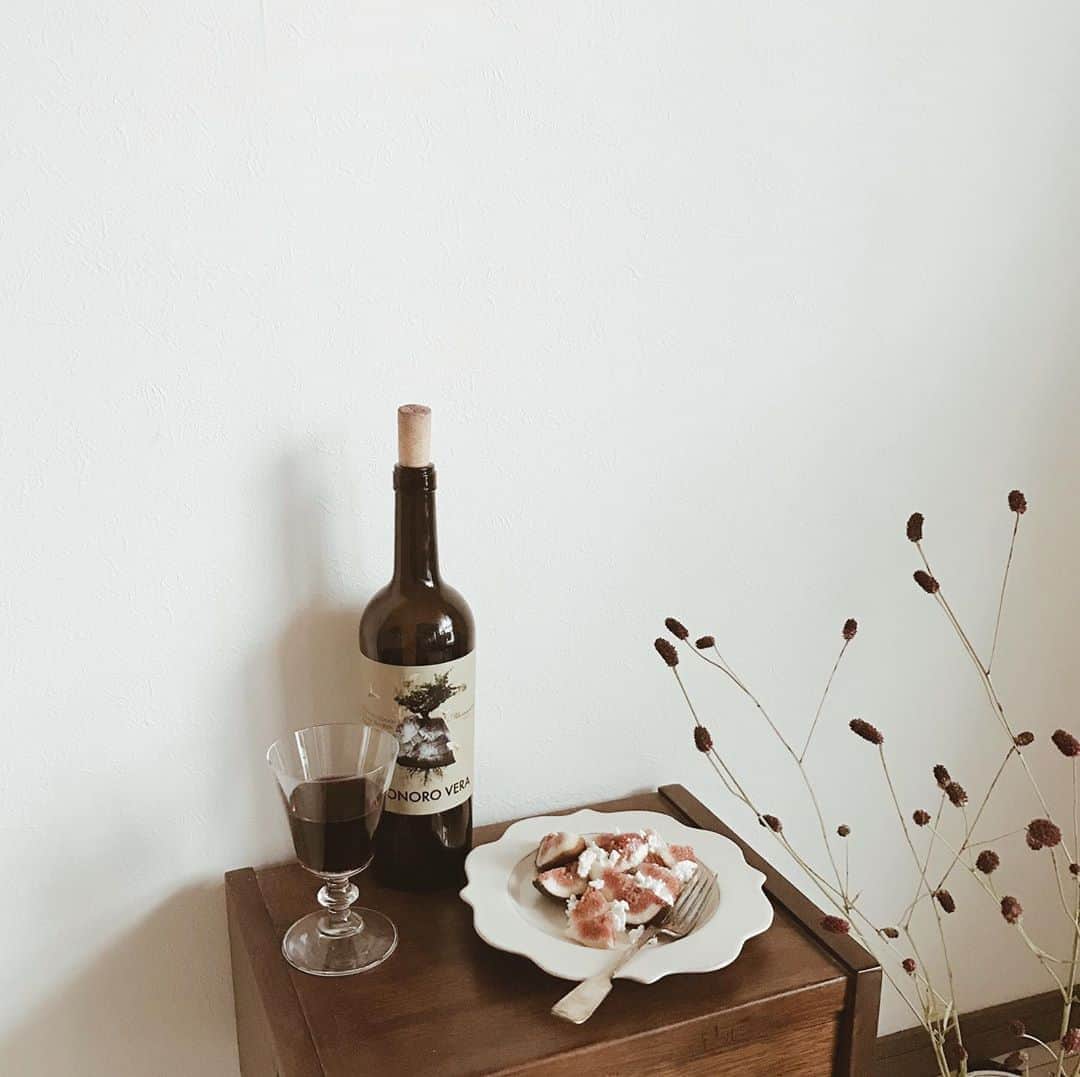 yuiのインスタグラム：「feeling Autumn with great burnet, figs and red wine🍇」
