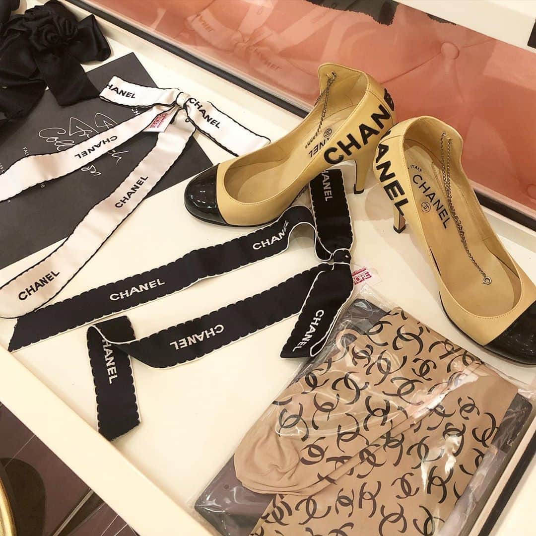 Vintage Brand Boutique AMOREさんのインスタグラム写真 - (Vintage Brand Boutique AMOREInstagram)「おはようございます❤️ AMORE wardrobe 11:00~19:30で営業しております🕷 表参道、青山へお出かけの際は、是非AMORE vintageにお越しくださいませ💋 AMORE wardrobe is open 11:00~19:30🖤 Come visit us for the finest vintage Chanel ready to wear collections💘お問い合わせ /  for more info → 💌info@amorevintagetokyo.com  #ヴィンテージ #シャネル #ヴィンテージシャネル #ココ #ココマーク #ヴィンテージブランドブティック #アモーレ #アモーレトーキョー #アモーレワードローブ #表参道 #青山 #東京 #vintagebrandboutique #AMORE #amoretokyo #Tokyo #Omotesando #amorewardrobe」9月25日 11時02分 - amore_tokyo