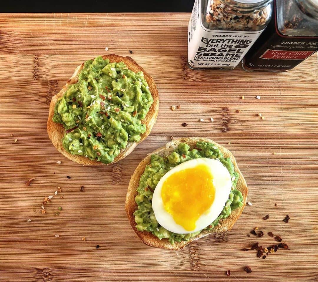 Jada Lalita Patipaksiriのインスタグラム：「Obsessive avocado disorder 🥑🥯🍳   #avocado #avocadotoast #vegetarian #snack #appetizer #brunch #food #foodie #veggies #dinner #yum  #foodpics #foodie #yummy #food #recipe」
