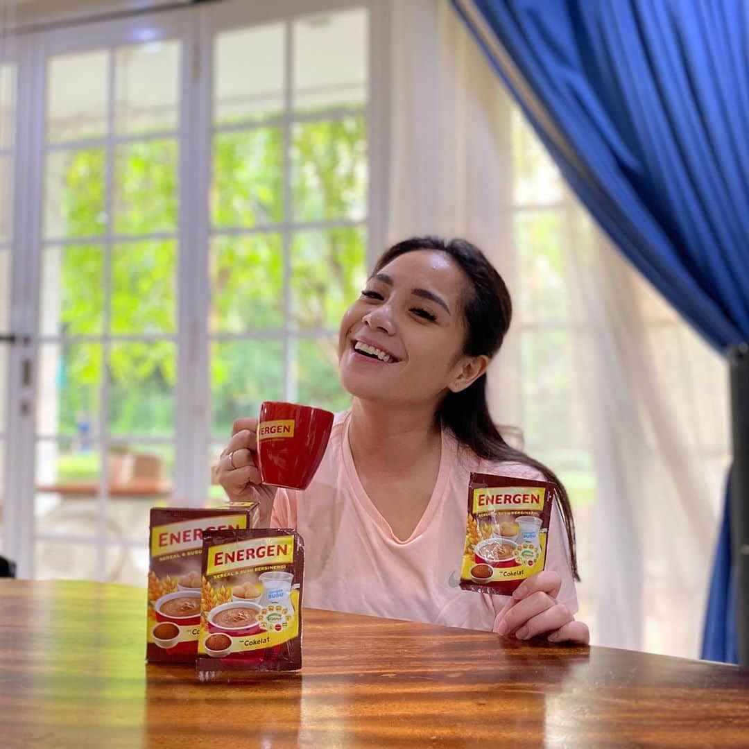 Raffi Ahmadさんのインスタグラム写真 - (Raffi AhmadInstagram)「Setiap hari untuk menjaga nutrisi tubuh aku selalu sarapan sehat dengan Energen. Kandungannya lengkap ada susu, telur, sereal, sigmavit dan juga vitamin C untuk bantu jaga daya tahan tubuh dan ekstra vit E dan B kompleks yang bisa berikan ekstra energi. . . @energen_id」9月25日 11時18分 - raffinagita1717