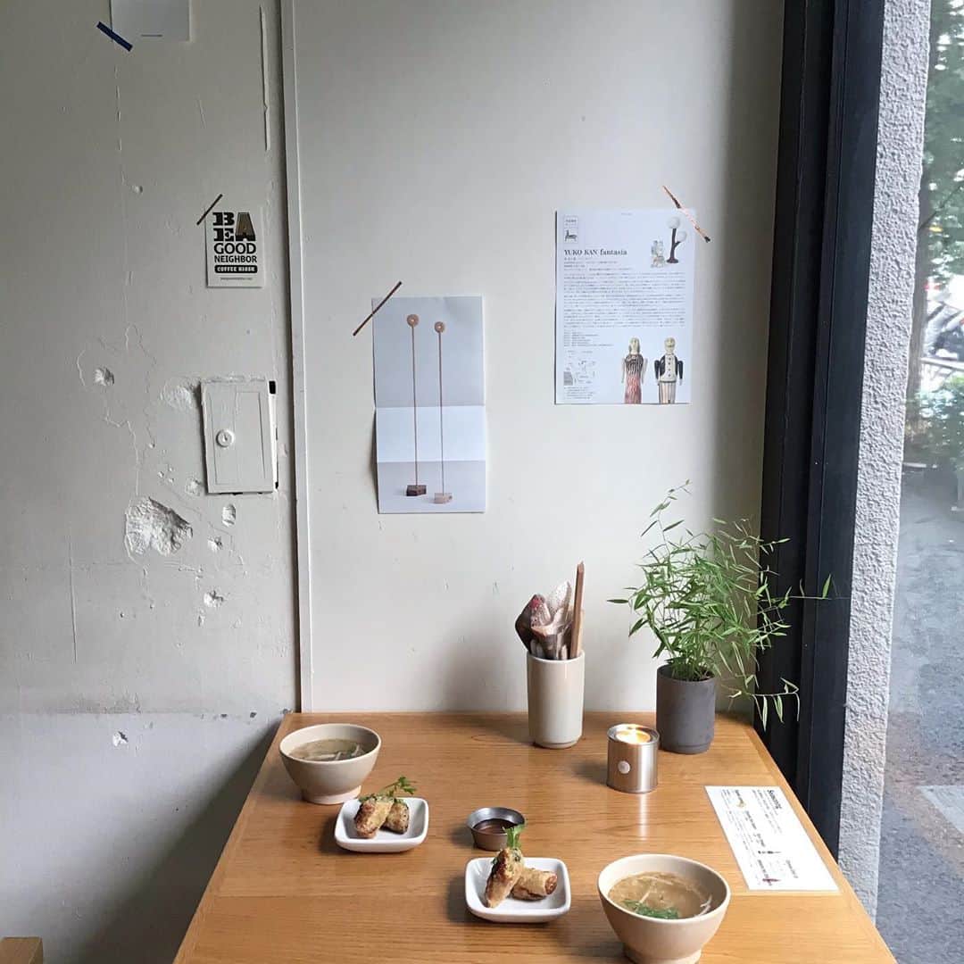 Pho 321 Noodle barのインスタグラム：「NEM on shiny friday  お早うございます。  海老と豚肉の揚げ春巻きも コンガリと　揚がりました。  お好きなphoのside dishに bun comのtoppingにどうぞ。  単品で小さなライスやsoup 味付き半熟🥚と組み合わせて　 定食スタイルもおすすめです。  不安定なお天気模様ですが 風邪を引かぬよう 温かな碗で暖まって下さい。  本日も11:30am opening 5:30pm last call 6pm closing中休みなしで開店致します。 chompy,Uber eats共にdelivery serviceも稼働しております🚴‍♂️  明日はすこし長め、7:30pm last call 8pm closingです。  道中お気をつけてお越し下さいませ。  today’s recommend:NEM on friday pho chicken,bun lovely veggie(warm),3rd noodle,com chicken,333 and homemade syrup aid  ✉️Yuko Kan fantasia at ギャラリーうつわノート  🕯LO by pili tokyo   today’s opening bgm📻mossy bed guest mix for interior space on dublab」