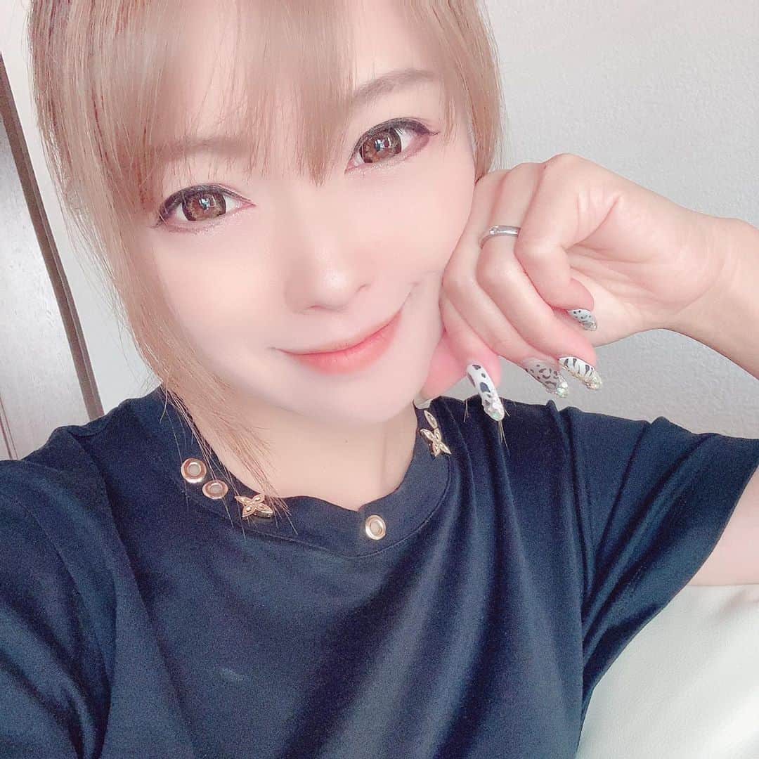 瀬名あゆむさんのインスタグラム写真 - (瀬名あゆむInstagram)「はろはろー♡ だんだん寒くなってきたね！！ 体調にはお気をつけてくださいましー♡♡♡ 今日はお友達が遊びに来るよー！  #instagood #instalike #instagram #japan #japanese #japanesegirl #idol #アイドル #アイドルになりたい #アイドルになりたい方募集 #スタッフ募集 #コンカフェ #あいどるかふぇ #あいどるかふぇ2ねん8くみ #2ねん8くみ仙台校 #2ねん8くみ千葉校 #プロデューサー #瀬名あゆむ #ママコーデ #ママ #年長 #男の子ママ #ママファッション #ママネイル #キラキラネイル #アニマルネイル #smile #followｍe」9月25日 11時12分 - sena_ayumu