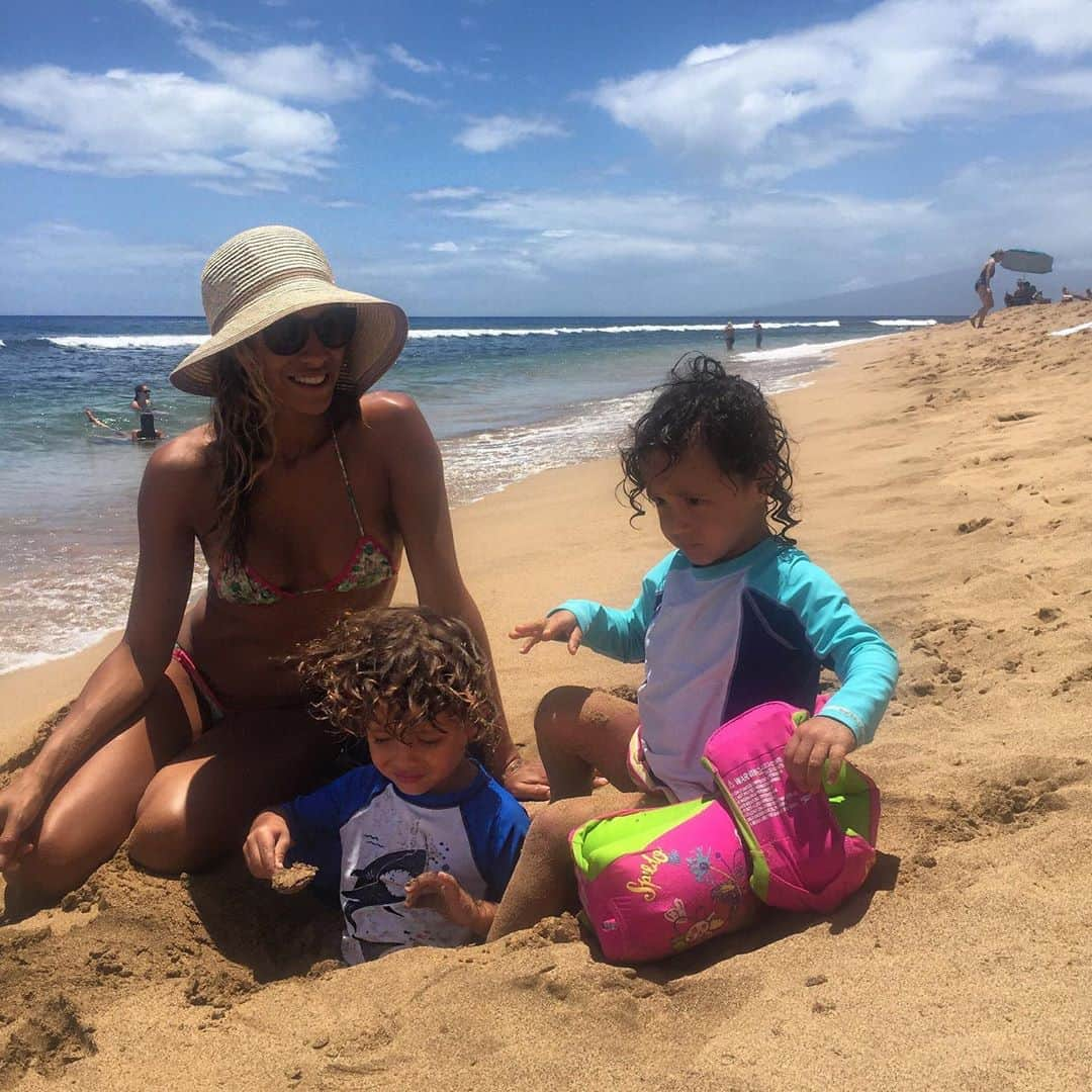 ダニア・ラミレスさんのインスタグラム写真 - (ダニア・ラミレスInstagram)「Life is a #beach. Never too late for a #tbt with @mygaiaaether #myobssesion #familyfirst #twinkies」9月25日 11時13分 - daniajramirez