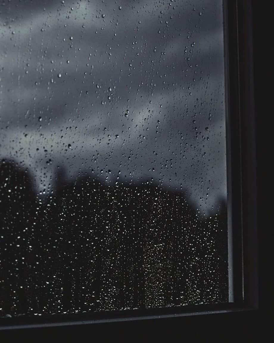 のインスタグラム：「Rainy days.」