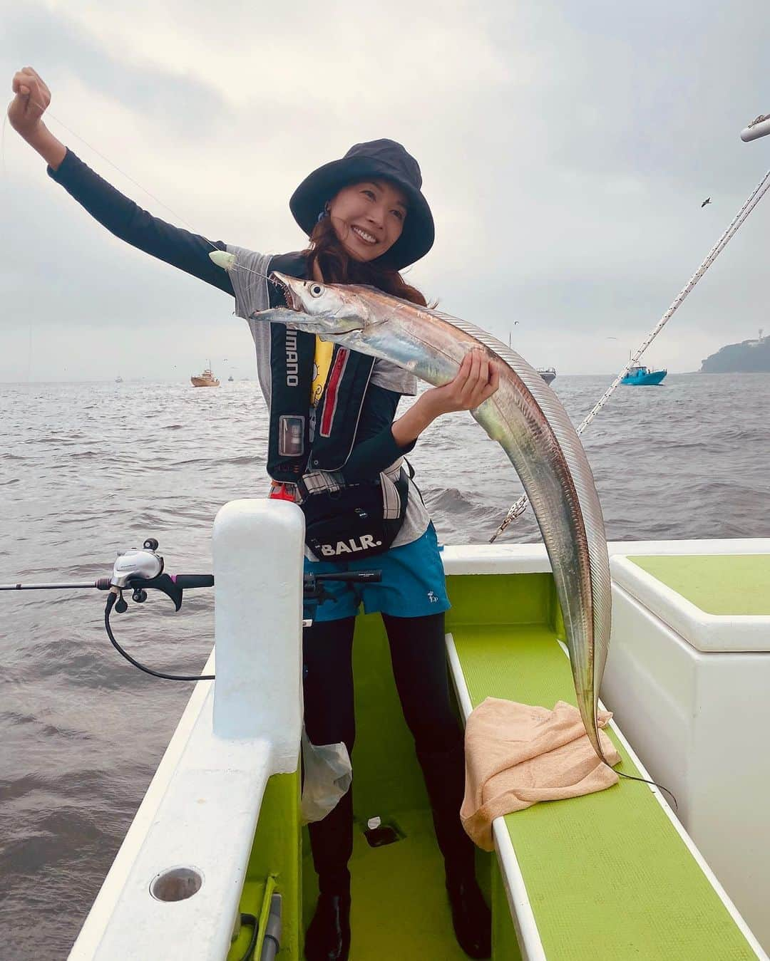 滝沢沙織さんのインスタグラム写真 - (滝沢沙織Instagram)「東京湾での太刀魚釣り🎣 ドドーーーンっ‼️✨ ドラゴン🐉サイズが釣れましたぁーー😁‼️ 135センチっ❗️✨ 皆様からのコメントで太刀魚のドラゴンサイズは？と、教えてくださった内容だと、これはドラゴン🐉サイズになるかなと❗️✨（笑） コメントありがとうございます💖 松本さんより少し大きなサイズを釣り上げて、長さ、大きさでは勝たせていただきました（笑）🎣✨ヤッタ‼️ 東京湾での太刀魚テンヤは、大きいサイズが釣れますねぇ〜‼️ 楽しいぃーーー💖🎣 3枚目の写真は、この日の船長さん❗️🛥 年齢を聞いたら、22歳ですって‼️ビックリ〜‼️✨ イケメン船長さん🛥❗️大きな太刀魚を釣らせてもらえるポイントに連れて行ってくれて、ありがとうございました😊💕 なんか、まだまだ大きなサイズの太刀魚がいそうな予感っ😊🐉❗️✨ #滝沢沙織 #松本圭一 #東京湾 #太刀魚テンヤ #太刀魚ドラゴン🐉 #東京湾にドラゴン現る🐉 #海釣り #イケメン船長さん #ありがとうございました #fishing#fish#fishinglife#釣り#魚#釣り女優#滝沢釣り道#釣り女子#釣り好き」9月25日 11時22分 - saori_takizawa.official