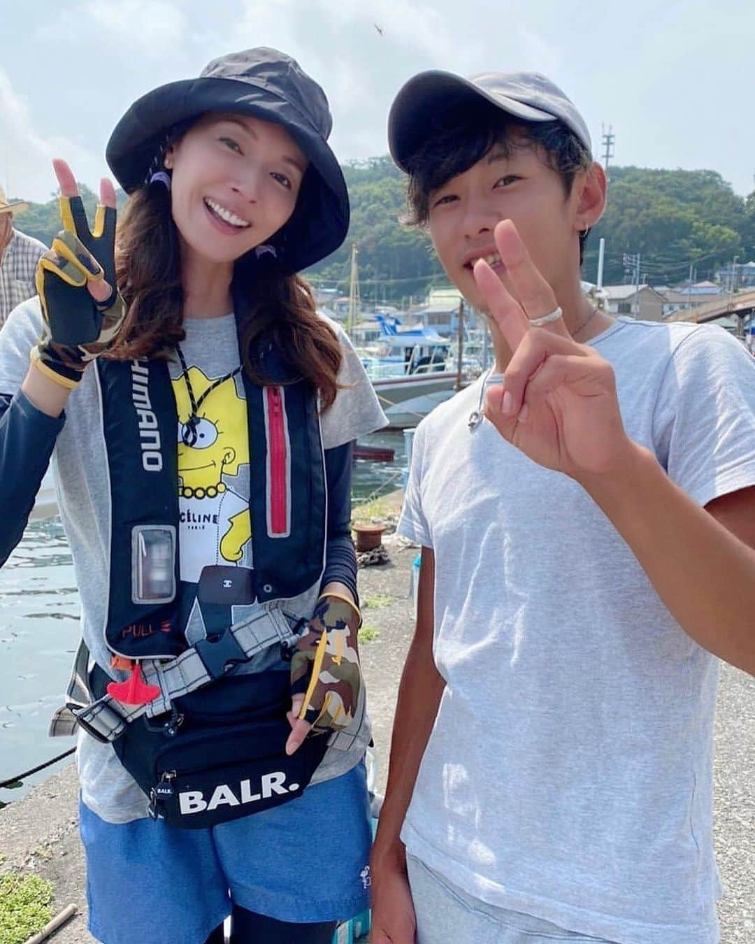 滝沢沙織さんのインスタグラム写真 - (滝沢沙織Instagram)「東京湾での太刀魚釣り🎣 ドドーーーンっ‼️✨ ドラゴン🐉サイズが釣れましたぁーー😁‼️ 135センチっ❗️✨ 皆様からのコメントで太刀魚のドラゴンサイズは？と、教えてくださった内容だと、これはドラゴン🐉サイズになるかなと❗️✨（笑） コメントありがとうございます💖 松本さんより少し大きなサイズを釣り上げて、長さ、大きさでは勝たせていただきました（笑）🎣✨ヤッタ‼️ 東京湾での太刀魚テンヤは、大きいサイズが釣れますねぇ〜‼️ 楽しいぃーーー💖🎣 3枚目の写真は、この日の船長さん❗️🛥 年齢を聞いたら、22歳ですって‼️ビックリ〜‼️✨ イケメン船長さん🛥❗️大きな太刀魚を釣らせてもらえるポイントに連れて行ってくれて、ありがとうございました😊💕 なんか、まだまだ大きなサイズの太刀魚がいそうな予感っ😊🐉❗️✨ #滝沢沙織 #松本圭一 #東京湾 #太刀魚テンヤ #太刀魚ドラゴン🐉 #東京湾にドラゴン現る🐉 #海釣り #イケメン船長さん #ありがとうございました #fishing#fish#fishinglife#釣り#魚#釣り女優#滝沢釣り道#釣り女子#釣り好き」9月25日 11時22分 - saori_takizawa.official