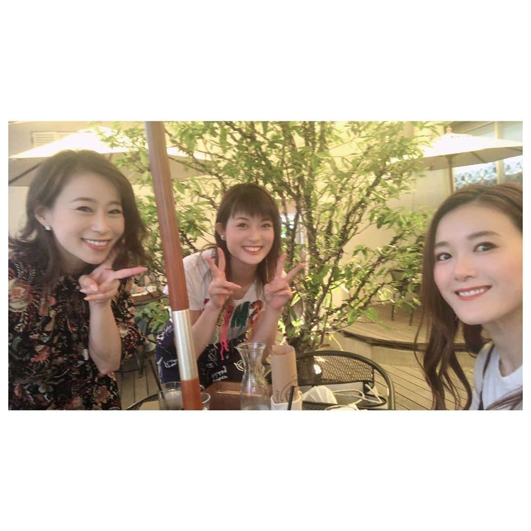 真愛涼歌のインスタグラム：「* 大好きなメンバーでlunch❤️ お仕事前に最高の時間♡ #huuug #なりきりステージ  ぶりの再会💓💓やっと会えたぁぁ✨ #元月組メンバー #月組初日 #おめでとう㊗️ #良き1日になりますように 💕 #友安製作所 #友安製作所カフェ #お洒落cafe ♡」