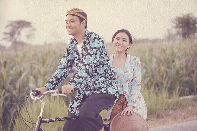 Vicky Shuさんのインスタグラム写真 - (Vicky ShuInstagram)「Masih ingat kah dengan foto prewedding saya dengan dengan konsep bertani di sawah? Yesss, prewedding itu ga harus mahal dan ke luar negeri ( eh walau kita juga punya tips foto prewedding tanpa budget besar di Jepang ). Ohya Kenapa saya dan mas ade memilih konsep tersebut?  Prinsip padi semakin tinggi semakin merunduk supaya kita selalu humble setinggi apapun kita. Jangan pernah melupakan akar kita berasal dari mana. Selalu sederhana setinggi apapun posisimu. Lalu seorang petani adalah pekerja yang mulia, dia teramat sangat menikmati proses dengan penuh rasa sabar, ikhlas, tekun, dan kerja keras.   Selain itu Jika pernah mendengar siapa menanam maka  akan menuai. petani dalam menanam harus merawat supaya tumbuh dengan subur. Artinya seseorang yang berjuang demi tercapainya cita-cita, makan akan mendapatkan kesuksesannya kelak. Karena orang yang merasakan kesuksesan ada dia yang menanamkan impian dan berjuang.  Selain itu Pertanian mengajarkan kita mampu bekerja sama. Bukankah satu pekerjaan akan lebih efisien jika dilakukan bersama. Begitu juga dalam rumah tangga yang harus selalu bekerja sama sampai kapanpun.  Selamat hari Tani ❤❤  #vickyadembojo #perjalananvickyshu #haritaninasional #haritani   Captured by @aldiphoto @jokiphotography  Properti sepeda dan lokasi sawah di daerah nya mbakyu @prasojobyrani di Pedan. Belanja kebaya di pasar klewer Solo dan Bringharjo Yogya. Prewed tidak harus mahal kan hehehehe.」9月25日 11時24分 - vickyshu