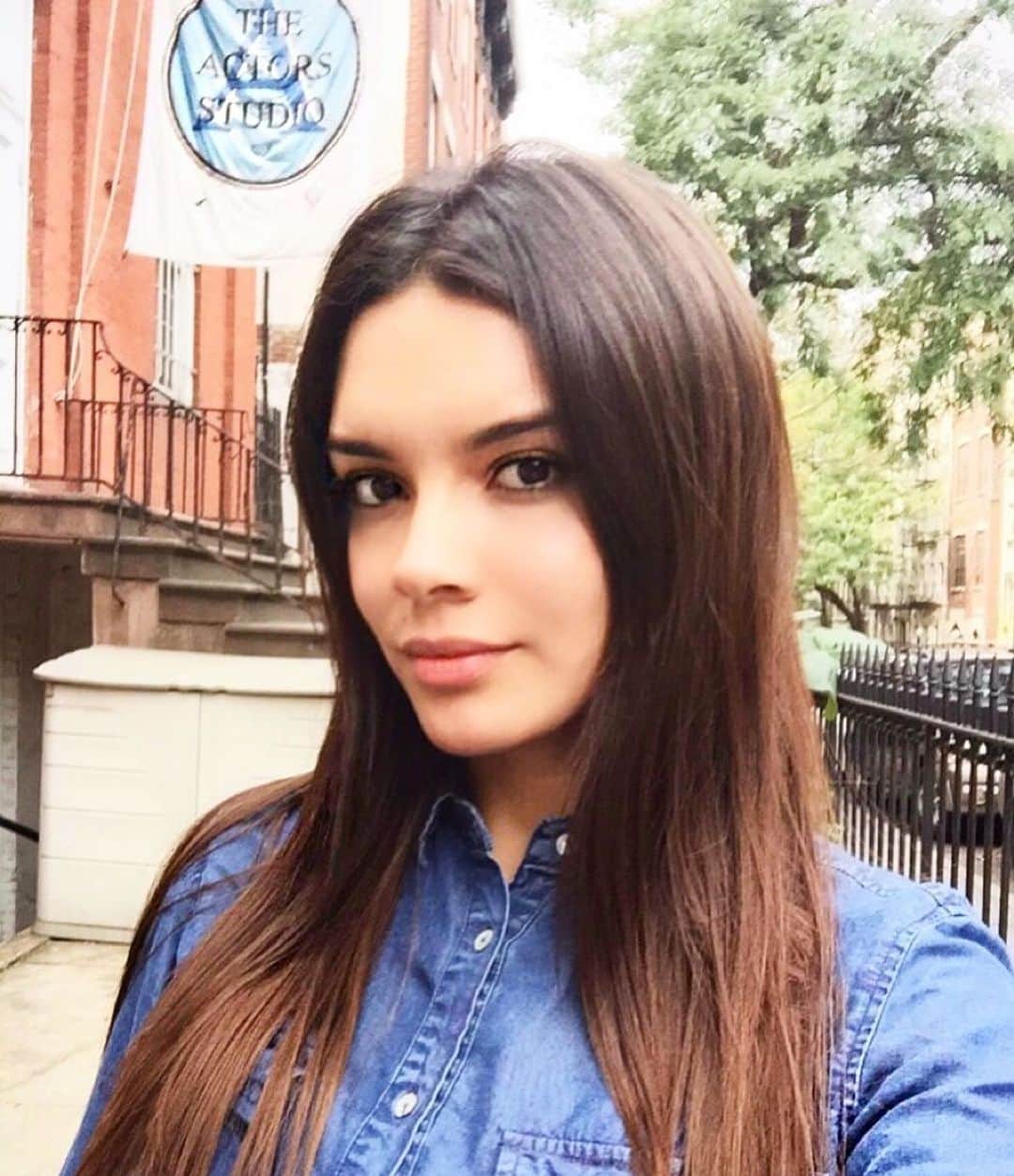 パオラ・ポーリンのインスタグラム：「How to stop anxiety about your future? ✋  - Looking back this date 5 years ago! I was living in New York, working as an actress and perfecting my acting craft in film, theater and tv.  - Now I’m relocated in LA. Everything  I learned and grew as a person and as an  actress, I’m applying into my life to make a better me!.It’s been a journey of 8 years dedicated to acting!  - Stop worrying about the future and live  every experience in the present moment. Prepare yourself with discipline every single day, and TRUST your talents. I assure you, you are going to shine when your opportunity comes!. It can be tomorrow it can be 8 years, but trust your process! ❤️ #theactorsstudio  -  ¿Cómo detener la ansiedad por tu futuro? ✋ - ¡Mirando hacia atrás esta fecha hace 5 años! Vivía en Nueva York, trabajaba como actriz y perfeccionaba mi oficio actoral en cine, teatro y televisión. - Ahora estoy viviendo en Los Angeles. ¡Todo lo que aprendí , crecí como persona y como actriz, lo estoy aplicando en mi vida hoy para ser lo mejor que puedo!. Ha sido un camino de 8 años dedicada a la actuación ! - Deja de preocuparte por el futuro y vive cada experiencia en el momento presente. Prepárate con disciplina todos los días, y CONFÍA!. The aseguro que brillarás cuando llegue tu oportunidad !. Puede ser mañana, pueden ser 8 años, ¡pero confía en tu proceso! ❤️ #theactorsstudio」