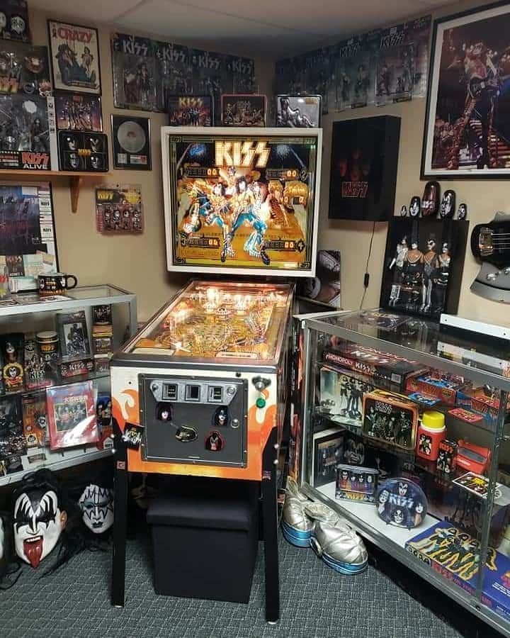 KISSさんのインスタグラム写真 - (KISSInstagram)「#CollectingKISS! Thanks to Greg Scott for sharing his #KISS room with us. Awesome #KISSARMYROCKS!  Show us your #KISSRoom, #KISSARMY!」9月25日 11時31分 - kissonline