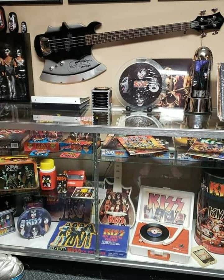 KISSさんのインスタグラム写真 - (KISSInstagram)「#CollectingKISS! Thanks to Greg Scott for sharing his #KISS room with us. Awesome #KISSARMYROCKS!  Show us your #KISSRoom, #KISSARMY!」9月25日 11時31分 - kissonline