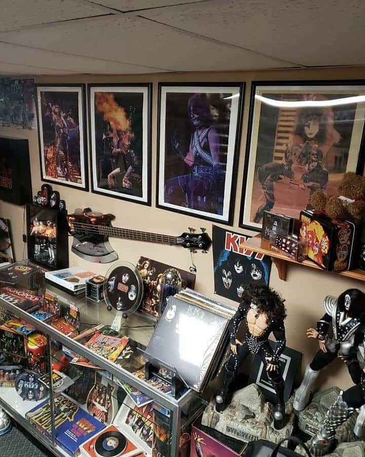 KISSさんのインスタグラム写真 - (KISSInstagram)「#CollectingKISS! Thanks to Greg Scott for sharing his #KISS room with us. Awesome #KISSARMYROCKS!  Show us your #KISSRoom, #KISSARMY!」9月25日 11時31分 - kissonline