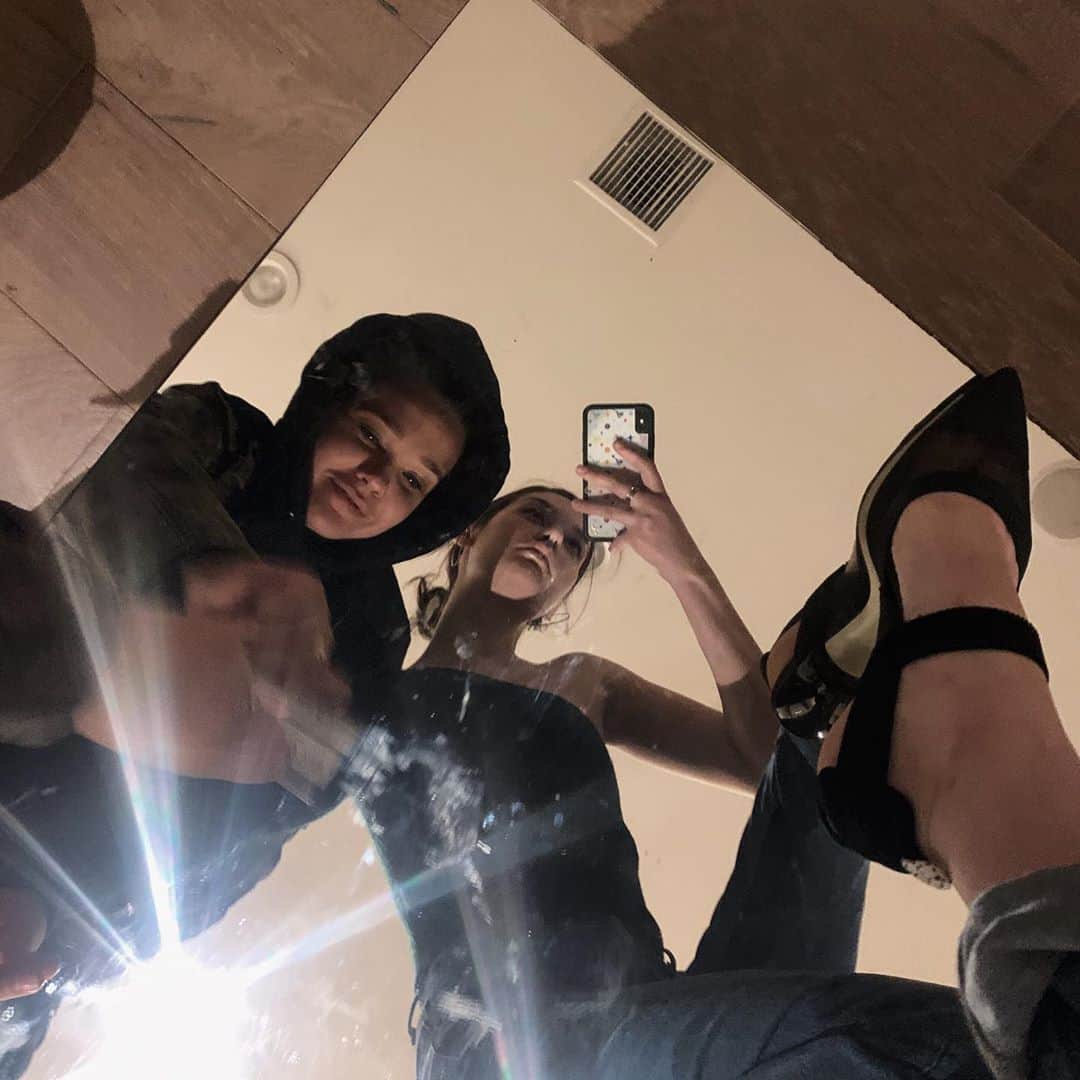 アマンダ・スティールのインスタグラム：「Happy Birthday SISSY 🖤🖤🖤 You’re my favorite person on this planet. I wouldn’t be who I am today without you. Thanks for being my best friend. I love you 🖤 @_losteele」