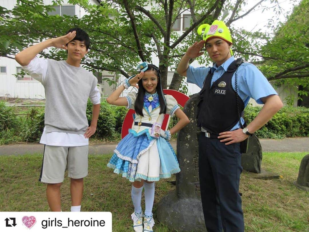 mirage²（ミラージュミラージュ）さんのインスタグラム写真 - (mirage²（ミラージュミラージュ）Instagram)「#Repost @girls_heroine with @make_repost ・・・ ‪【オフショット】9/20(日)放送の #ラブパトリーナ 第9話から！‬ ‪ハヤト( #冨士原生 )の刑事への想いが炸裂🚨💥ハヤト＆ラブパトブルー・青瀬コハナ( #山下結衣 )＆お巡りさん・犬野守( #荒井敦史 )３人一緒に、ラブ・ラジャー💙‬  ‪lovepatrina.jp‬  ‪#ラブパト‬ ‪#ガールズ戦士‬ ‪#特撮‬」9月25日 11時37分 - lovelylovely_official