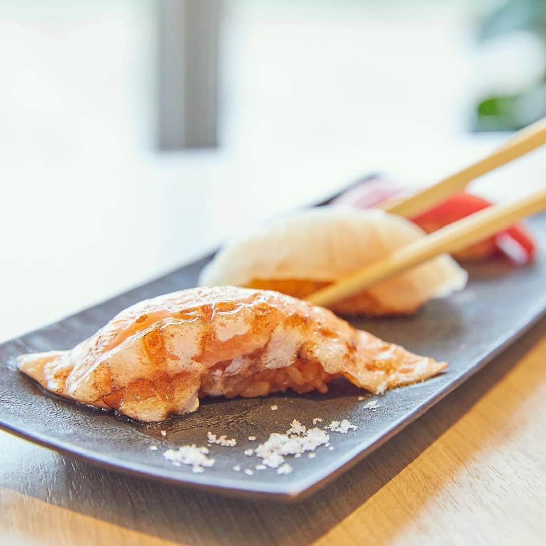 二子玉川ライズさんのインスタグラム写真 - (二子玉川ライズInstagram)「﻿ ﻿ 大好きなフタコテーブルのお気に入りのお店、『九州寿司 寿司虎 Aburi Sushi TORA』✨﻿ ﻿ 一周年記念の特別３貫づくしを味わいにランチへ。﻿ ﻿ 大人気の熟成赤身、真鯛塩レモン、炙りサーモンが一皿で楽しめる。﻿ ﻿ 寿司虎一つ一つのメニューは、どれも今まで味わったこと無いような斬新な味付けで食べるたびに感動。﻿ ﻿ 家族ではもちろん、一人で入りやすい、オシャレで落ち着いた店内の雰囲気もお気に入り。﻿ ﻿ 特別3貫づくしの他にも、平日限定のお得なランチや出前が頼めるみたい。﻿ ﻿ とっても美味しいお寿司たち。今度は家族と楽しみたい。﻿ ﻿ ﻿ ﻿ ﻿ ーーーーーーーーーーーーーーーーーーーーーー﻿ ﻿ 九州寿司 寿司虎 Aburi Sushi TORA（タウンフロント 7F FUTACO TABLE）﻿ ﻿ ・一周年特別３貫づくし　﻿ 605円（税込）﻿ ﻿ ・おまかせランチ『竹』﻿ 2,068円（税込）﻿ ﻿ ・熟成　本まぐろづくし　﻿ 924円（税込）﻿ ﻿ 【TAKE OUT・デリバリ―】﻿ ファミリーにおすすめの「手巻きセット」の他、寿司虎の味がおうちで楽しめます。﻿ デリバリ―は出前館よりご注文いただけます。﻿ ーーーーーーーーーーーーーーーーーーーーーー﻿ ﻿ ーーーーーーーーーーーーーーーーーーーーーー﻿ 二子玉川ライズ・ショッピングセンター﻿ ﻿ 【短縮営業中】﻿ ▼その他詳しい営業時間はプロフィールよりHPをご覧くださいませ。﻿ @rise_shopping_center﻿ ﻿ ﻿ 【FUTACO TABLE１周年を記念してフォロー&いいねキャンペーン実施中】﻿ 九州寿司 寿司虎Aburi Sushi TORA堪能コースをプレゼント！﻿ ・二子玉川ライズ・ショッピングセンター公式﻿ Instagram（@rise_shopping_center）をフォローの上、﻿ キャンペーン投稿をいいねしてご参加ください。﻿ 多くのご応募お待ちしております！﻿ ※キャンペーン投稿は本投稿ではございませんのでご注意ください。﻿ ーーーーーーーーーーーーーーーーーーーーーー﻿ ﻿ ﻿ #二子玉川ライズ#二子玉川#にこたま#二子玉#futakotamagawa﻿ #九州寿司寿司虎ABURISUSHITORA#キュウシュウスシスシトラアブリスシトラ#kyuushusushisushitoraaburitora#二子玉川グルメ#二子玉川ランチ#二子玉川ディナー#世田谷グルメ#世田谷ランチ#世田谷ディナー#回転寿司#サク飯#ひとり飯#家族で#贅沢ランチ#お寿司#鮨#お寿司大好き#炙り#炙りサーモン#肉寿司#本鮪#大トロ#鮪#本マグロ」9月25日 11時38分 - rise_shopping_center