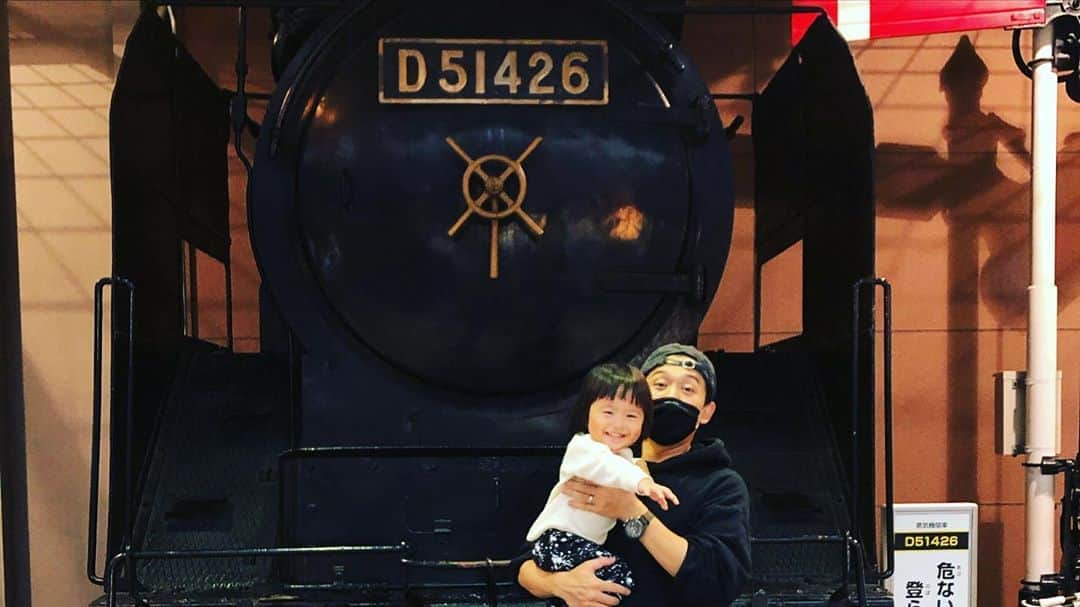 岡田義徳さんのインスタグラム写真 - (岡田義徳Instagram)「ぴゅーー！  鉄道博物館へ。 初めての大きい電車に大興奮の我が子。 普通に考えて大人も楽しめた。 このモノレールには30分はいた我が子。  銀河鉄道もあったかなー。  今日も銀河鉄道の夜2020 公演です。  #鉄道博物館#我が子#電車 #ぴゅー#銀河鉄道の夜2020」9月25日 11時39分 - yoshinori_okada_44