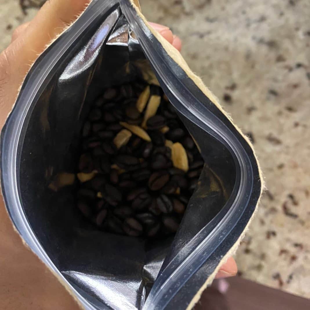 市川海老蔵 （11代目）さんのインスタグラム写真 - (市川海老蔵 （11代目）Instagram)「Finally completed!? Maybe? Nuts Blended Coffee☕️🥜  Wanted some sweetness that doesn’t get in the way of the standing out aroma of Ethiopia🇪🇹 beans, so I ordered this!  Uh huh. The aroma is a bit lost, but the real check point is the flavor.  A sip!  Hey, the aroma is good and the sweetness, here it comes—‼️  Tasty. The aftertaste, it already had a refreshing taste, but the sweetness is added up and is now full of bliss.  Oh! Yeah-💕 * ついに出来た！？ かな？ ナッツブレンドコーヒー☕️🥜  エチオピア🇪🇹豆の孤高の香りに 邪魔にならない甘みが欲しくて オーダーしてました！  うん。 香りはすこし落ちますが、 問題は味。  いただき！ お、 香りも良いが 甘みキターー‼️  うまい。 後味が、 スッキリはもともとあったのですが、 甘みが足され 至福感たっぷりに、  おぉ！ やったー💕  #市川海老蔵 #海老蔵 #成田屋 #歌舞伎 #ABKAI #ABMORI #ebizoichikawa #ebizo #kabuki #thunderparty #ebizotv #theater #theaterarts #actor #japan #classic」9月25日 11時40分 - ebizoichikawa.ebizoichikawa