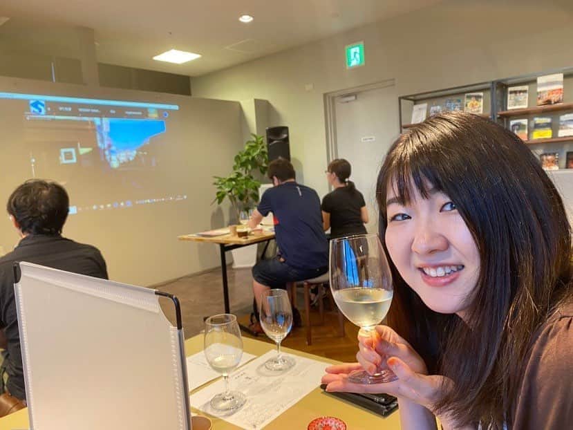 女子アナ47のインスタグラム：「こんにちは！山形、岩手、福岡、佐賀の放送局でアナウンサーを務めました、田邉有沙です。 毎年、ご縁があった場所へ旅行することを楽しみにしているのですが、今年はコロナのため計画を断念…。 「Go To トラベルしたいよ～！」と嘆いていた矢先に、佐賀が誇る日本酒とおつまみも楽しみながら”リモートトラベル”できる！と聞いて、イベントに参加してきました！   くわしくはプロフィールから‘47発信プロジェクト’を見てね～！  #佐賀県 #鹿島市 #祐徳稲荷神社 #矢野酒造 #バーチャルトリップ #リモートトラベル #zoom旅行 #日本酒飲み比べ #旅 #酒蔵ツアー」