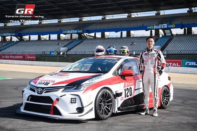 Toyota team thailandさんのインスタグラム写真 - (Toyota team thailandInstagram)「Toyota Gazoo Racing team Thailand กับปีที่ 7 ของบทพิสูจน์สมรรถนะและความแกร่งของทั้งรถและคน บนสนามแข่ง Nürburgring ที่ท้าทาย อันตรายกว่าใคร 24 ชั่วโมงต่อเนื่อง ในรายการแข่งขันรถยนต์ทางเรียบมาราธอนระดับโลก ADAC TOTAL 24-Hour Race Nürburgring 2020 ในวันที่ 24-27 กันยายน นี้  ด้วยความมุ่งมั่นที่จะยกระดับพัฒนาวงการมอเตอร์สปอร์ตไทย พวกเราพร้อมรถคันใหม่ Toyota Corolla Altis GR Sport หมายเลข 119 และ 120 ลงแข่งในรุ่น Super Production 3 (SP3)  Car No. 119: Arto, MadCow, Man, Ton Car No. 120: Hong, Jum, Naoki เป็นกำลังใจให้ทีมแข่งสัญชาติไทยทีมแรกและเดียวในรายการ กับศึกวัดใจ รถต้องอึด คนต้องทน ติดตามเชียร์พวกเราได้ที่นี่ • QUALIFYING 1 - September 24, 5:30 PM: https://www.youtube.com/watch?v=65UT2pBLleo • QUALIFYING 2 - September 25, 1:30 AM: https://www.youtube.com/watch?v=A_3ukl2SCgY • 24h. Race - September 26, 4:15 PM: https://www.youtube.com/watch?v=2LGapfk2q-s โดยนักแข่งและทีมงานทุกคนได้ปฏิบัติตามมาตรการป้องกันการแพร่ระบาดของโรคโควิด - 19 อย่างเคร่งครัด #อยากเห็นคนไทยหัวใจมอเตอร์สปอร์ต #TeamWork #TOYOTAteamThailand #CheerThai #ThaiPride #ไม่เชียร์ไทยแล้วจะเชียร์ใคร #แข่งรถ #นักแข่ง #ทีมคนไทย #Car #RaceCar #Racing #SuperCar #Corolla #Altis #GRsport #Nürburgring #TheGreenHell #24h #Endurance」9月25日 11時52分 - toyotagazooracingteamthailand