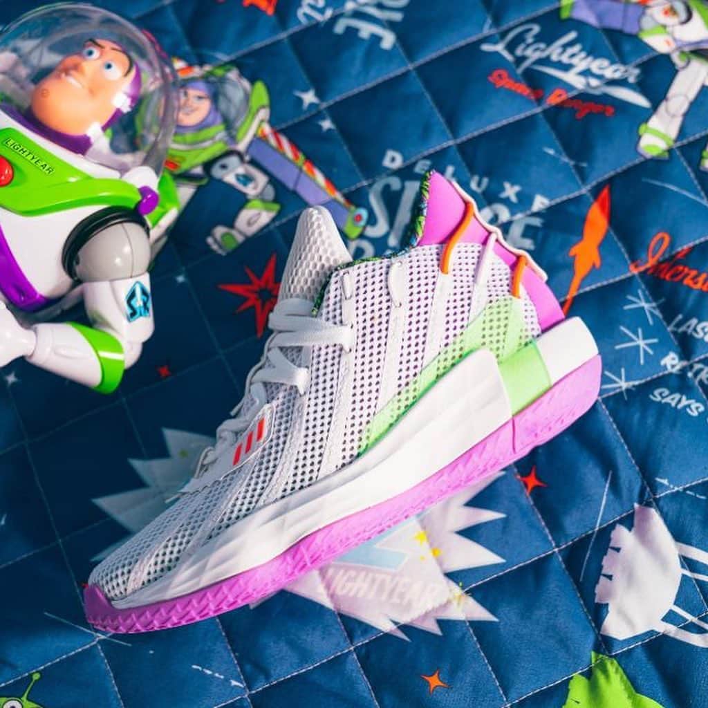 のインスタグラム：「#ToyStory and adidas partnered up on a huge kids collection. 🤠🚀 📸: @oscar_castillo」