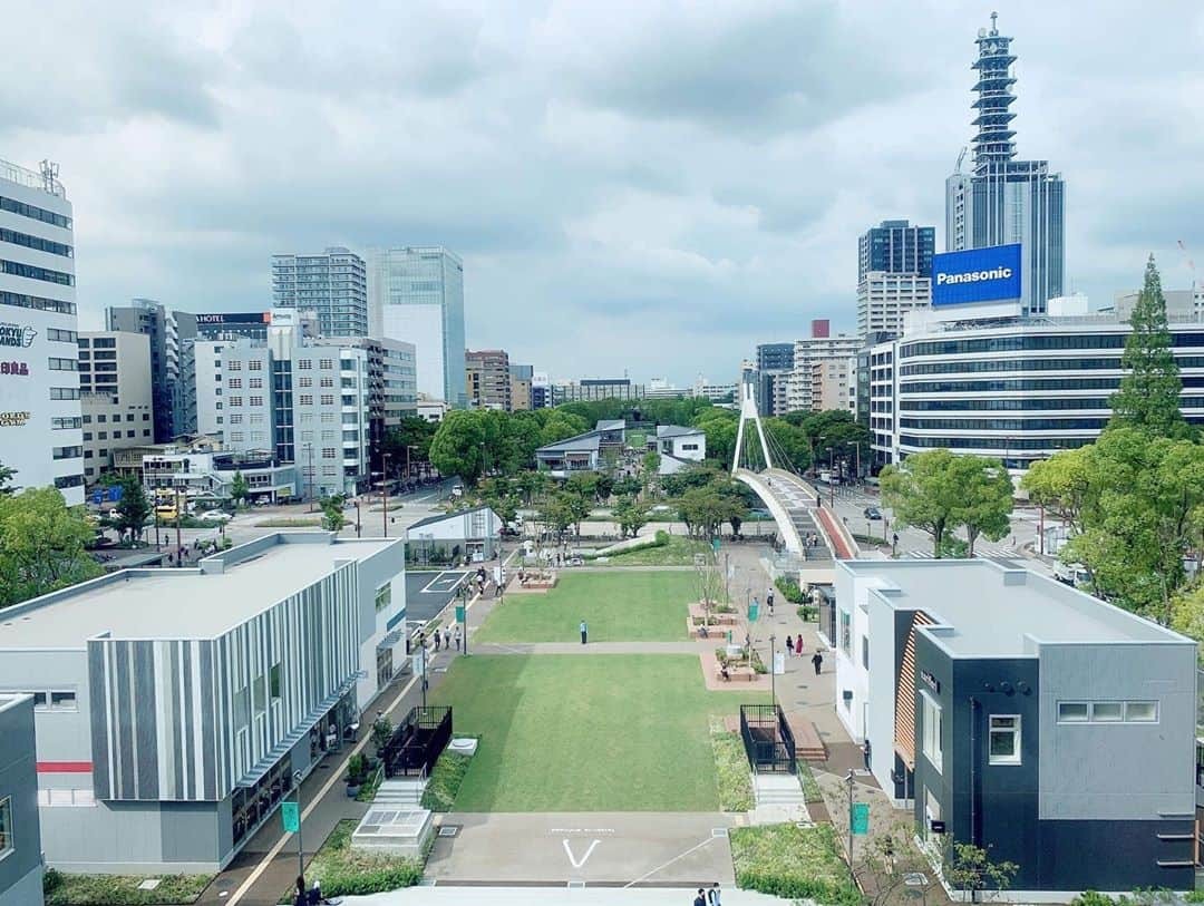 Miho Tanakaさんのインスタグラム写真 - (Miho TanakaInstagram)「. 名古屋テレビ塔と久屋大通公園がリニューアルでとってもキレイなオシャレスポットに大変身😎✨  内覧会に参加させてもらったんやけど、 3FのTHE TOWER LOUNGE CASHIME の居心地が良すぎた。  コワーキングスペースなんだけど、 ドア付きの個室も多くて、畳の部屋があったり、動画配信に必要な機材が揃っていたり。  高速Wi-Fiとドリンクフリー🥤はもちろん🤘  窓からキレイになった公園を見渡せるのもポイント高い👏  最近カフェだと「滞在は30分以内でお願いします」って言われたりするし、家やオフィス以外で仕事をしたい時の場所確保がなかなか難しくなってるよね😭  こういうサードプレイスがある生活ってのもなかなか良さそうやな☺️  ちなみにイベントやセミナー、ミーティング等でも使えるそうですよー📣  詳しくはブログでレポしたので、 @mie__blogger から見てみてください🙋‍♀️  _____________ #コワーキングスペース　#towerloungecashime #pr  #名古屋テレビ塔  #名古屋テレビ塔リニューアル  #久屋大通 #久屋大通パーク  #久屋大通公園 #コワーキングオフィス　#レンタルスペース名古屋  #名古屋　#フリーランス　#サードプレイス #第3の場所 #個室完備 #オシャレスポット #高速wi_fi #畳 #ミーティング #居心地 #機材 #個室 #滞在 #the_tower_lounge_cashime #リニューアル #窓 #ドリンクフリー #ドア付き #公園 #カフェ」9月25日 11時50分 - mie__blogger