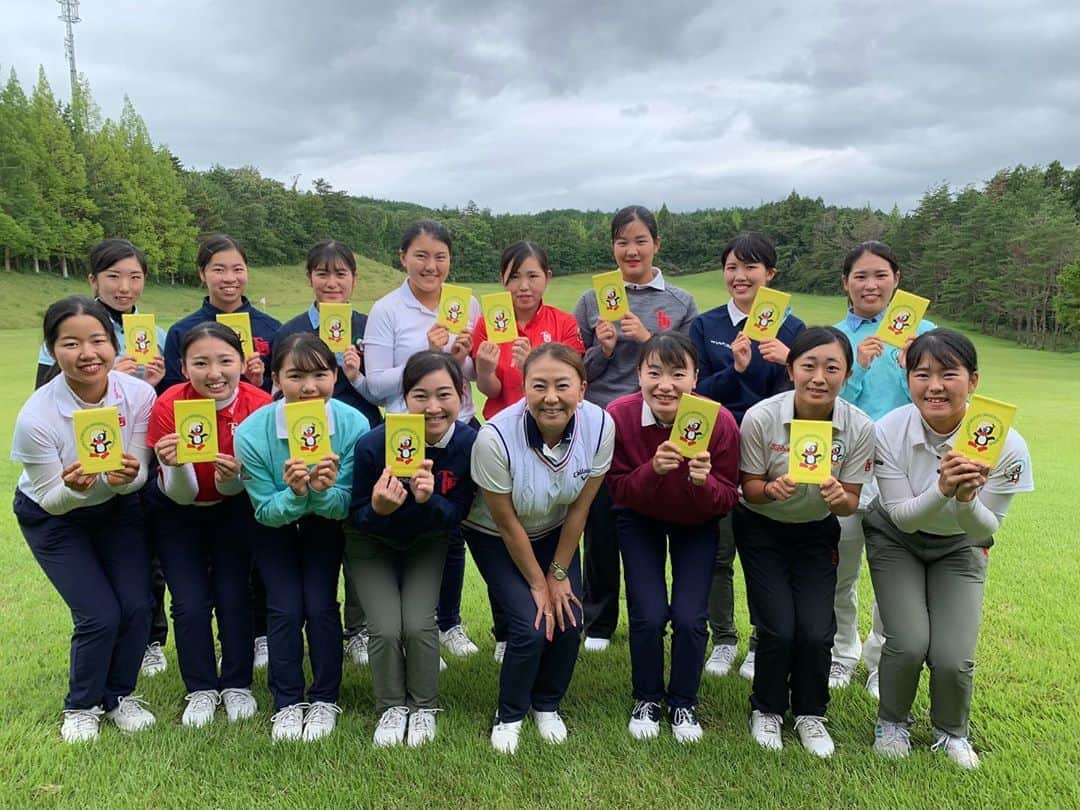 佐伯三貴のインスタグラム：「@awesome.japan 様より 東北福祉大オリジナルカバーを作っていただきました😍🙌❤️  生徒も大興奮でした❤️  ありがとうございました✨」