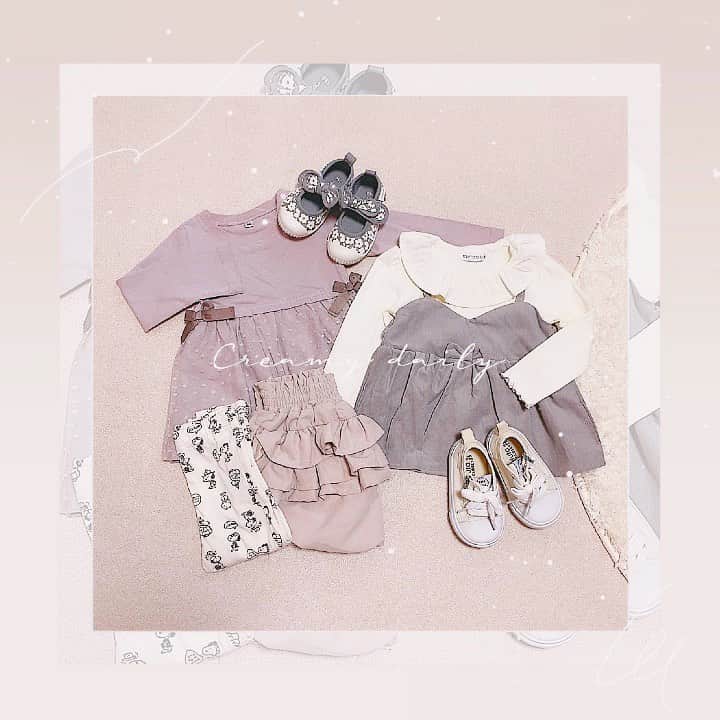 さっぴちゃんのインスタグラム：「... #バースデイ購入品 🎀... . DMで質問がいつくか来ていたのですが 290円だったスニーカー👟はバースデイで 購入しましたよ〜(˙˘˙)𓇬𓂂 . 足が大きくなったので、新しい靴が欲しくて 行ったのに可愛いのが色々あって少しだけ 買ってきた♡♡ . もうすぐ2歳のあかり、普通体型だけど トップスは90𓂂 ボトムとワンピースは80が 丁度良いみたいで、間違えてショーパン90 買ってたことに家に帰ってから気付いて ぶかぶかでした😂来年履こうね﹏✌︎𓂂(笑) . 離乳食が始まってから、すぐデロデロに汚すから 着替えやすい物とか汚れても気にしない物を 着せがちで、公園行くようになってからも汚れても すぐに洗濯できる物が優先になってたけど、やはり 可愛いお洋服はテンション上がりますなぁ🥺♡♡ . いつもありがとうぱぱ👨🏽❤︎ 1人でちび達連れて行ったから、今度は たくちゃんも一緒にゆっくり見たいな(´ω｀)♡ . . ………………………………(♡)……………………………… .」