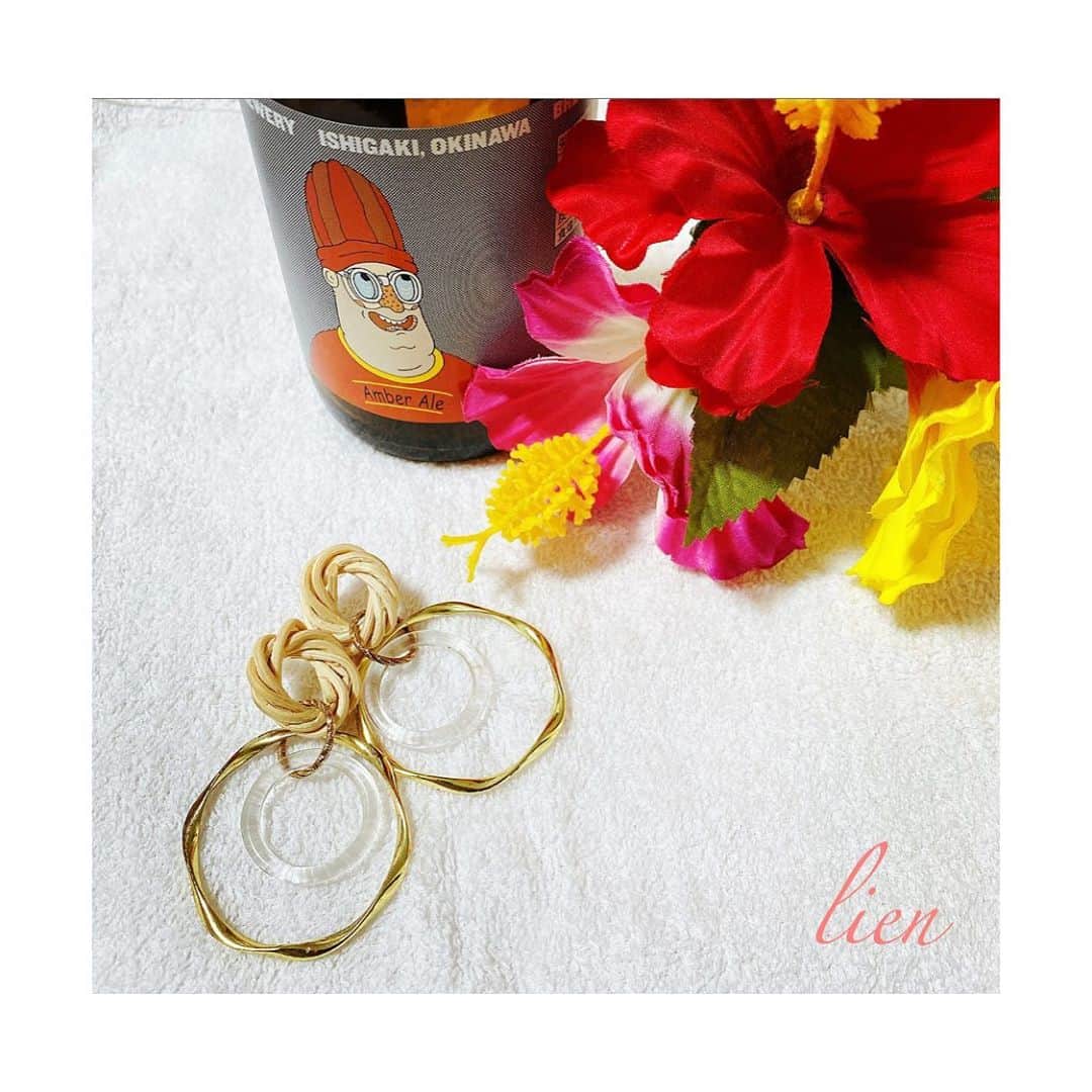 のインスタグラム：「.﻿ 大好きな @lien3392 さんのピアス✨﻿ 今回も私のツボなデザインでヘビロテ❤️﻿ .﻿ Lienさんでは樹脂ピアスも取り扱っているので﻿ 金属アレルギーの方も安心して使えます🙆‍♀️◎﻿ その他バングルやバッグもあるので﻿ 気になる方はぜひLienさんのインスタを﻿ チェックしてみてください🥰 . #ハンドメイドアクセサリー #ハンドメイドピアス #ハンドメイド #アクセサリー #ピアス #ビアスタグラム」