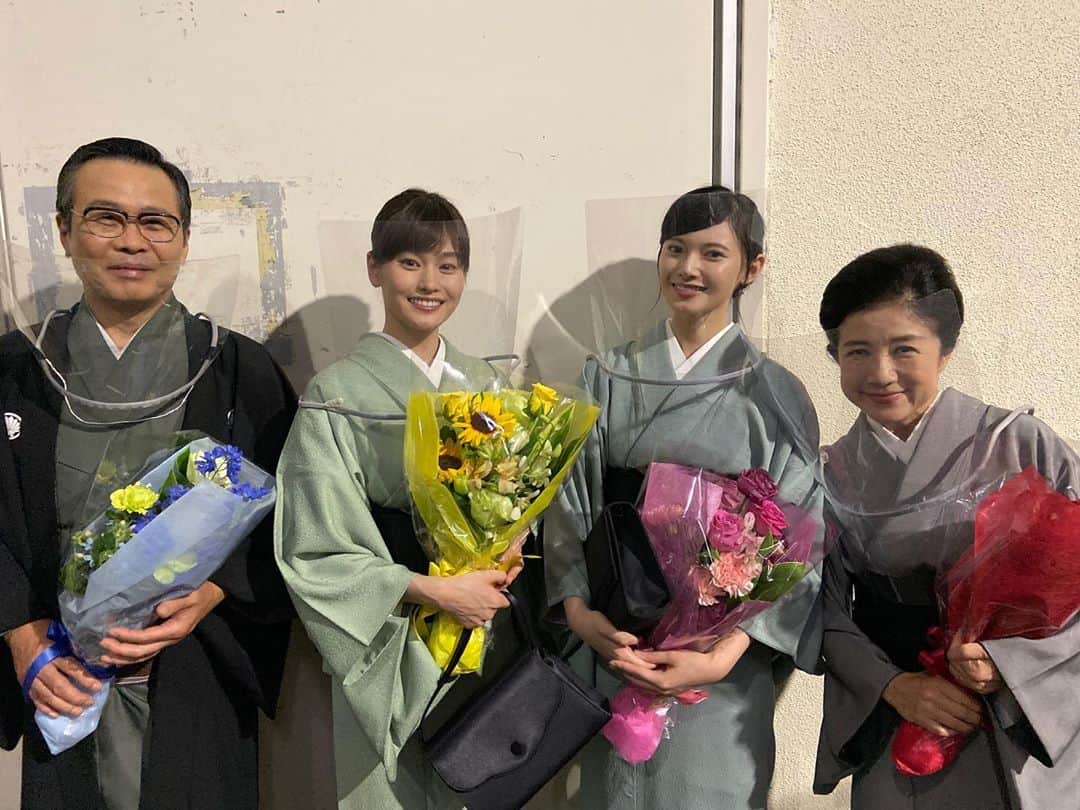 【公式】私たちはどうかしているのインスタグラム：「﻿ ‪本日から順番にクランクアップ写真を公開🙌﻿ 本日はこちら‼️‬﻿ ﻿ ‪#長谷家の皆さま✨‬﻿ ‪#不器用だけど娘想いだったお父様‬﻿ ‪#優しさ溢れるお母様‬﻿ ‪#そして‬﻿ ‪#美人なお姉さま💕‬﻿ ‪#私たちはどうかしている ‬﻿ ‪#わたどう‬﻿ ‪#浜辺美波‬﻿ ‪#横浜流星‬﻿ ‪#伊藤正之‬﻿ ‪#鈴樹志保‬﻿ ‪#中西美帆‬﻿ ‪#青島心 ‬﻿ ‪#最終回2時間SP9月30日夜9時‬」