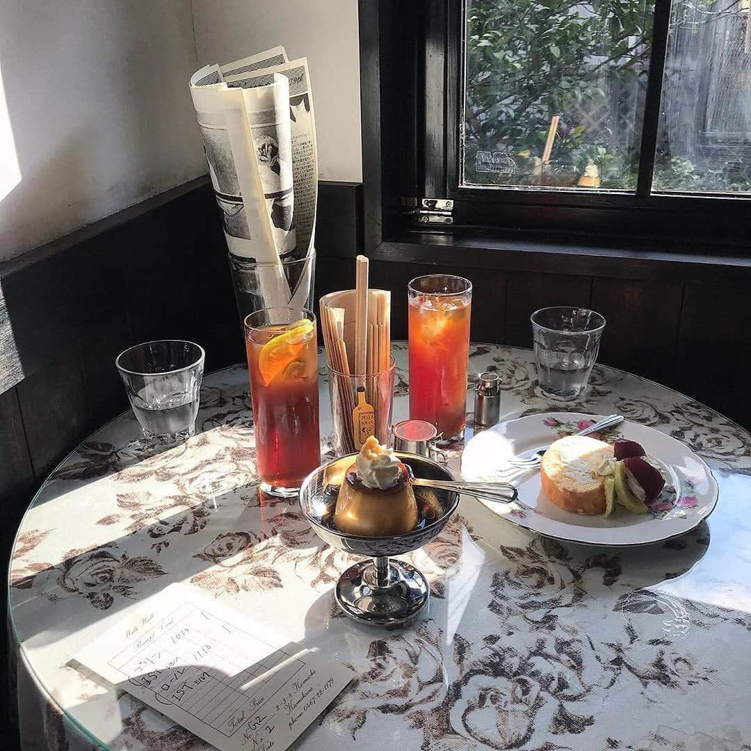 isutaさんのインスタグラム写真 - (isutaInstagram)「古き良き﻿ 昭和レトロな雰囲気を楽しむ喫茶店…♡﻿ ﻿ ﻿ 神奈川県・鎌倉にある「ミルクホール」は、1976年創業の歴史あるお店です。﻿ ﻿ ﻿ お店の看板メニュー「ミルクホール自家製プリン」は、甘さを抑えたほろ苦い味わいが特徴。﻿ ﻿ ﻿ どこか懐かしさを感じる大人のプリンは、一度食べたらやみつきに…♡﻿ セット（drink set 1,000円）のドリンクは紅茶か珈琲から選ぶことができますよ。﻿ ﻿ ﻿ また、喫茶店ならではの洋食メニューもおすすめ。﻿ ﻿ ﻿ 名物の「オペラライス」（1,050円）は、ミルクソースのやさしさがクセになる白いオムライスなんです◎﻿ ﻿ ﻿ お店は夜まで営業しているので、夜カフェとしても利用できますよ！﻿ ﻿ ﻿ タイムスリップしたかのようなクラシカルな店内で、ノスタルジーに浸ってみてはいかが？﻿ ﻿ ﻿ 【ミルクホール】﻿ 住所：神奈川県鎌倉市小町２丁目３−８﻿ 営業時間：月～金 11:00～20:30( LO20:00)﻿ 土・日・祝 11:00～21:30( LO21:00)﻿ 定休日：不定休﻿ ﻿ ﻿ photo by﻿ @1616__9﻿ @momo__tari﻿ @knn_szk﻿ @moepiii_t_﻿ @anniyang﻿ @56_001_﻿ ﻿ ﻿ #isuta #イスタ #isutapic﻿ #isutacafe #カフェ巡り #おしゃれカフェ﻿ #カフェスタグラム #ミルクホール #コーヒー ﻿ #プリン #cafestagram #カフェ ﻿ #カフェ好き#お洒落な人と繋がりたい﻿ #カフェ好きな人と繋がりたい﻿ #cafe #鎌倉 #鎌倉カフェ #鎌倉カフェ巡り ﻿ #喫茶店 #喫茶店巡り #プリン部 ﻿ #東京カフェ #東京グルメ #鎌倉グルメ ﻿ #ランチ #レトロカフェ #昭和レトロ」9月25日 12時00分 - isuta_jp