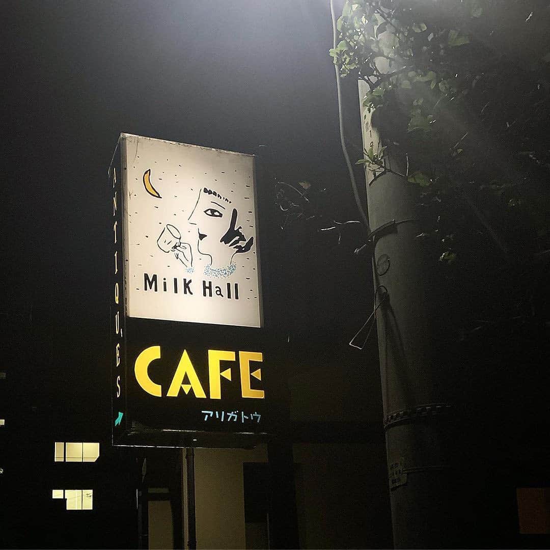 isutaさんのインスタグラム写真 - (isutaInstagram)「古き良き﻿ 昭和レトロな雰囲気を楽しむ喫茶店…♡﻿ ﻿ ﻿ 神奈川県・鎌倉にある「ミルクホール」は、1976年創業の歴史あるお店です。﻿ ﻿ ﻿ お店の看板メニュー「ミルクホール自家製プリン」は、甘さを抑えたほろ苦い味わいが特徴。﻿ ﻿ ﻿ どこか懐かしさを感じる大人のプリンは、一度食べたらやみつきに…♡﻿ セット（drink set 1,000円）のドリンクは紅茶か珈琲から選ぶことができますよ。﻿ ﻿ ﻿ また、喫茶店ならではの洋食メニューもおすすめ。﻿ ﻿ ﻿ 名物の「オペラライス」（1,050円）は、ミルクソースのやさしさがクセになる白いオムライスなんです◎﻿ ﻿ ﻿ お店は夜まで営業しているので、夜カフェとしても利用できますよ！﻿ ﻿ ﻿ タイムスリップしたかのようなクラシカルな店内で、ノスタルジーに浸ってみてはいかが？﻿ ﻿ ﻿ 【ミルクホール】﻿ 住所：神奈川県鎌倉市小町２丁目３−８﻿ 営業時間：月～金 11:00～20:30( LO20:00)﻿ 土・日・祝 11:00～21:30( LO21:00)﻿ 定休日：不定休﻿ ﻿ ﻿ photo by﻿ @1616__9﻿ @momo__tari﻿ @knn_szk﻿ @moepiii_t_﻿ @anniyang﻿ @56_001_﻿ ﻿ ﻿ #isuta #イスタ #isutapic﻿ #isutacafe #カフェ巡り #おしゃれカフェ﻿ #カフェスタグラム #ミルクホール #コーヒー ﻿ #プリン #cafestagram #カフェ ﻿ #カフェ好き#お洒落な人と繋がりたい﻿ #カフェ好きな人と繋がりたい﻿ #cafe #鎌倉 #鎌倉カフェ #鎌倉カフェ巡り ﻿ #喫茶店 #喫茶店巡り #プリン部 ﻿ #東京カフェ #東京グルメ #鎌倉グルメ ﻿ #ランチ #レトロカフェ #昭和レトロ」9月25日 12時00分 - isuta_jp