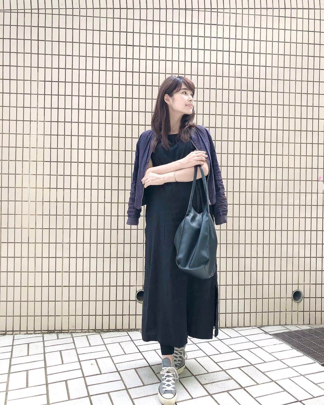 三佐和あやのインスタグラム：「つい先日の妊婦検診で心電図検査にひっかかって 病院紹介されちゃいました〜🍁﻿15年前と13年前の出産では異常なかったのに、37歳出産 がんばれだわぁ...😅若いっていろんな意味で素敵よね😗 ﻿ One peace ... @globalwork_official  Accessories ﻿ .. @karmas_galleryandshop ﻿ Bag ... @gu_for_all_  Sneaker ... @converse_jp  +*————————*+﻿ ﻿ #ワンピース #ワンピースコーデ #秋コーデ #いつコ#シンプルコーデ #大人カジュアル #おとなかわいい #きれいめカジュアル#ファッション #お洒落 #fashion #ootd #モノトーンコーデ #アラサー #30代コーデ ﻿ #大人女子 #ママ#ママコーデ #マタママ #ぷんにー #妊娠9ヶ月 #2020年11月出産予定 #高齢出産」