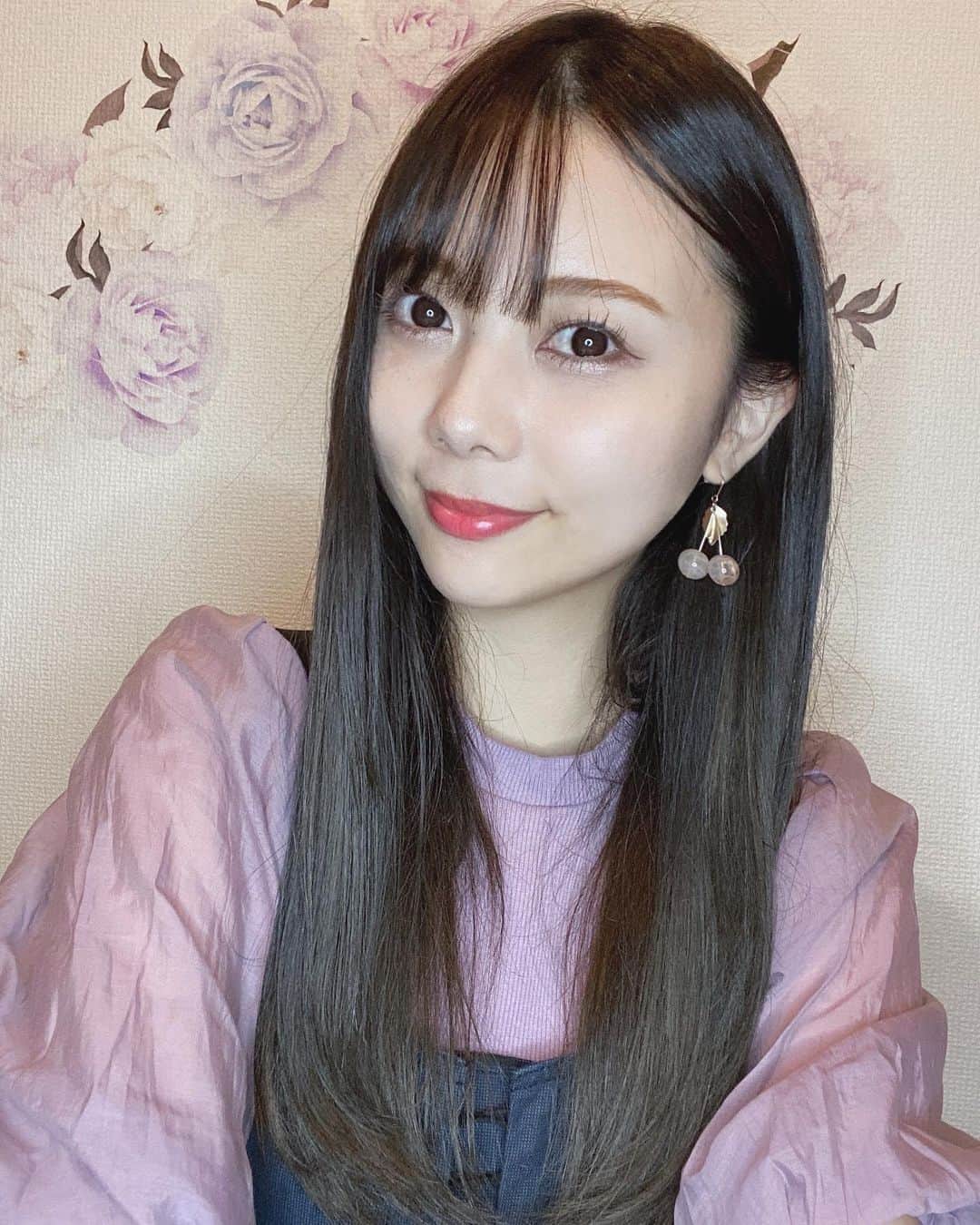 西村季里子のインスタグラム：「・  ✂︎❤︎✂︎❤︎✂︎❤︎✂︎❤︎✂︎❤︎✂︎❤︎✂︎❤︎✂︎❤︎  一度切ると更に切りたくなる前髪…  髪も暗くしたから一気に若返った👻  新鮮だし、でも懐かしいし、 しばらくはこの髪型楽しむ🤞🏻🖤  2枚目は染める前🍊🍊🍊  ✂︎❤︎✂︎❤︎✂︎❤︎✂︎❤︎✂︎❤︎✂︎❤︎✂︎❤︎✂︎❤︎  #美容院#イメチェン#ヘアカラー #カラー#ヘアスタイル#前髪 #前髪カット#暗髪#新鮮#若返り #shea @shea_shomaaaaa  #前髪パーマ#ピスタチオグレージュ  #follow#followｍe」