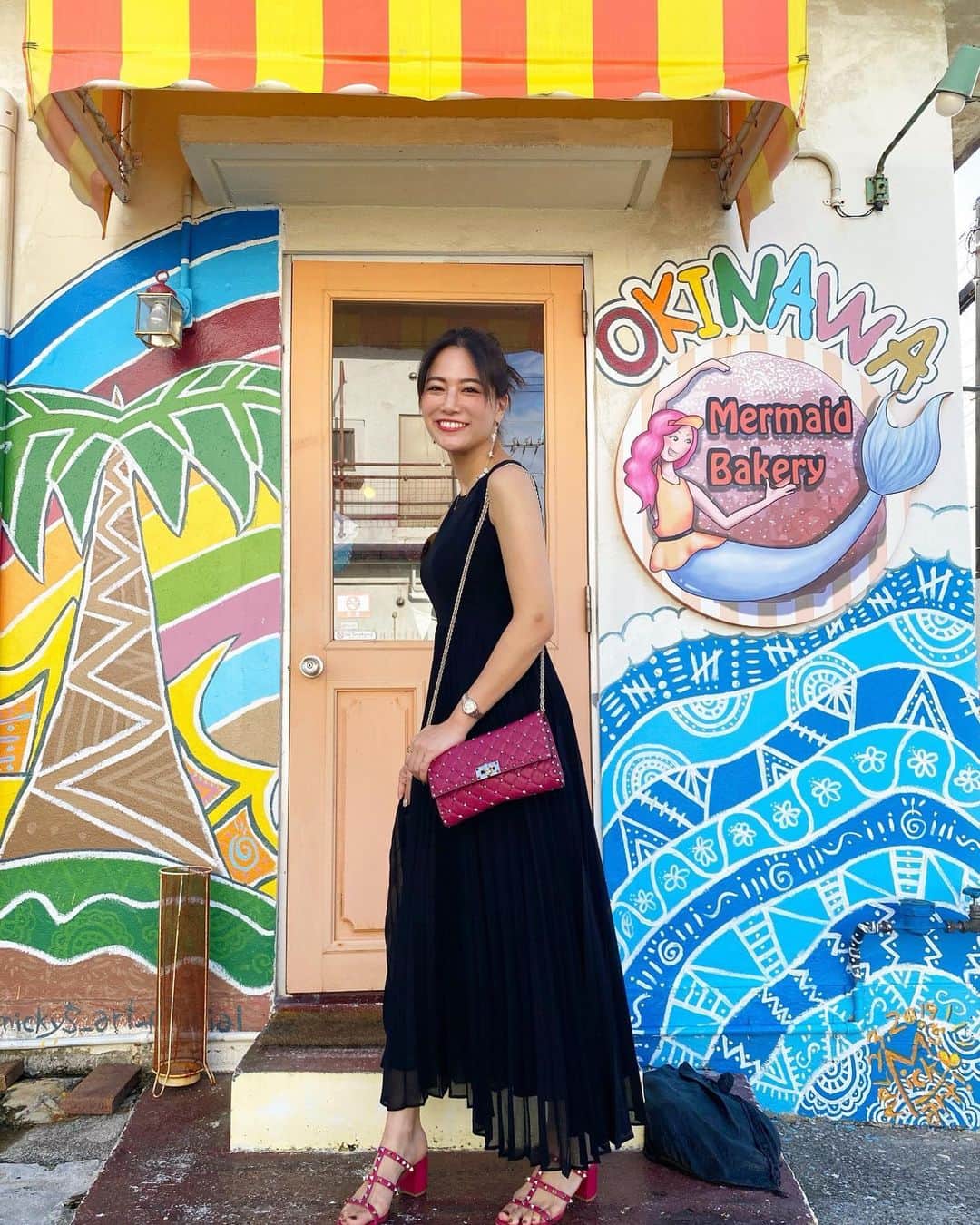 石井里奈さんのインスタグラム写真 - (石井里奈Instagram)「こんにちは☀️✨ . 今日は沖縄編🥺🏖 沖縄初日はガイドブックで見つけた @mermaid_bakery_okinawa へ💕✨ . インスタ映えのするパン食べてきました❤️（また今夜里奈ログします） . 初日のコーデは @elenore_official の新作のプリーツワンピースで✨スカートのフレア感がたまらん🥺🥺❤️ 黒でより大人っぽくみえるので、靴とバッグは同一色でまとめてよりエレガントに✨ . dress... @elenore_official  bag&shoes... @maisonvalentino  . そして今週も @melrose15 でスリムムーブ90分❤️毎週通ってるおかげでノースリーブワンピースも今年は楽しめました🥰✨一回でお腹もだいぶ変わってくびれが出るのでおすすめ❤️✨ . 午後も頑張ろうねっ☺️✨ . #elenore #エレノア #りなまるグルメ #沖縄カフェ #沖縄旅行 #沖縄 #okinawa #りなまるコーデ #リゾートコーデ #valentino #ヴァレンティノ #沖縄観光 #グルメ #インスタ映えスポット #インスタ映え #インスタ映えカフェ #沖縄観光 #女子旅 #痩身 #痩身エステ #ダイエット #diet #二の腕 #エステ #沖縄好きな人と繋がりたい #沖縄好き #国内旅行 #旅行 #タビジョ #たびじょ #沖縄フォト祭り」9月25日 12時06分 - ri7tin1025
