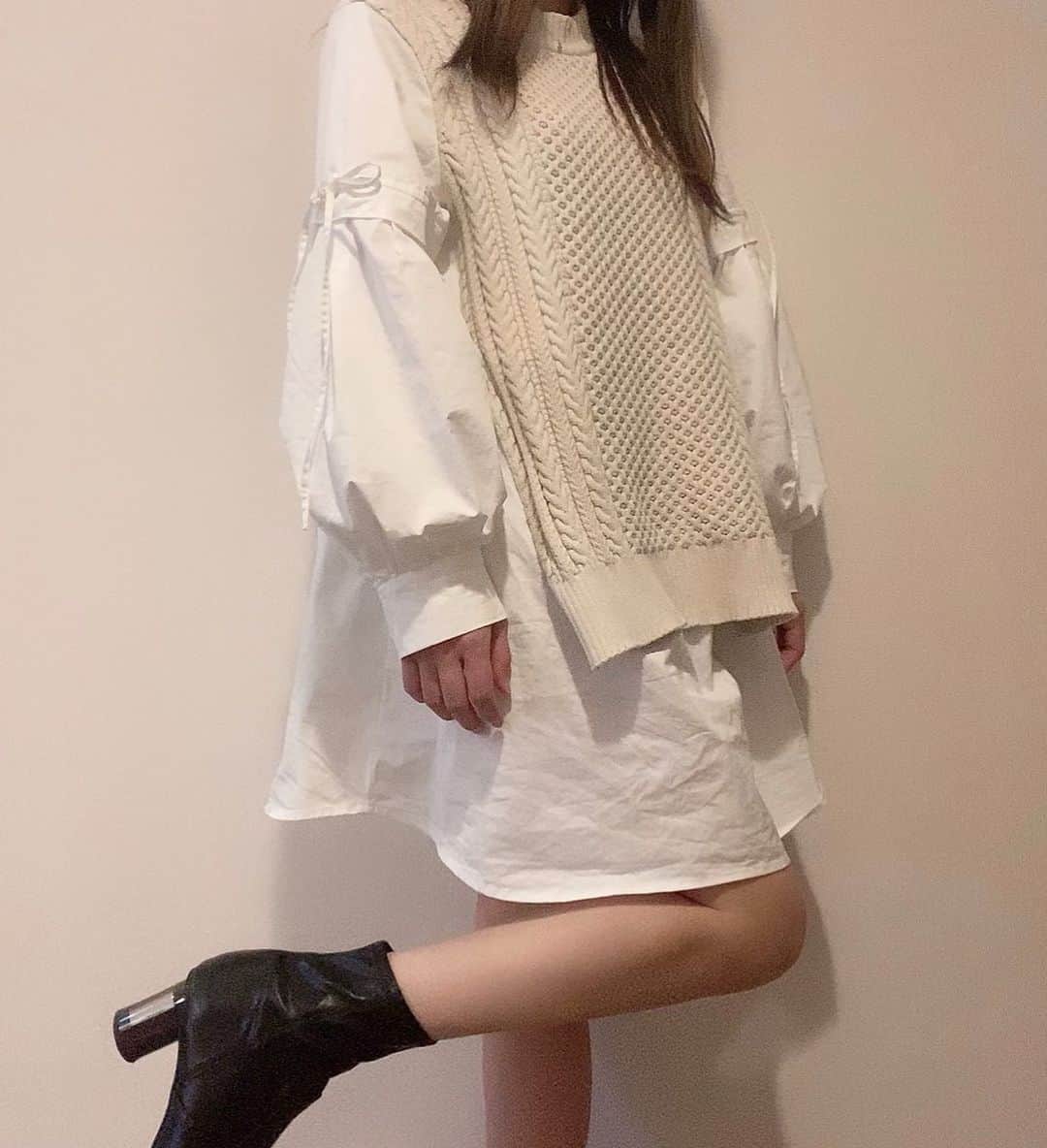 石田亜沙己のインスタグラム：「今日の服も好き。」