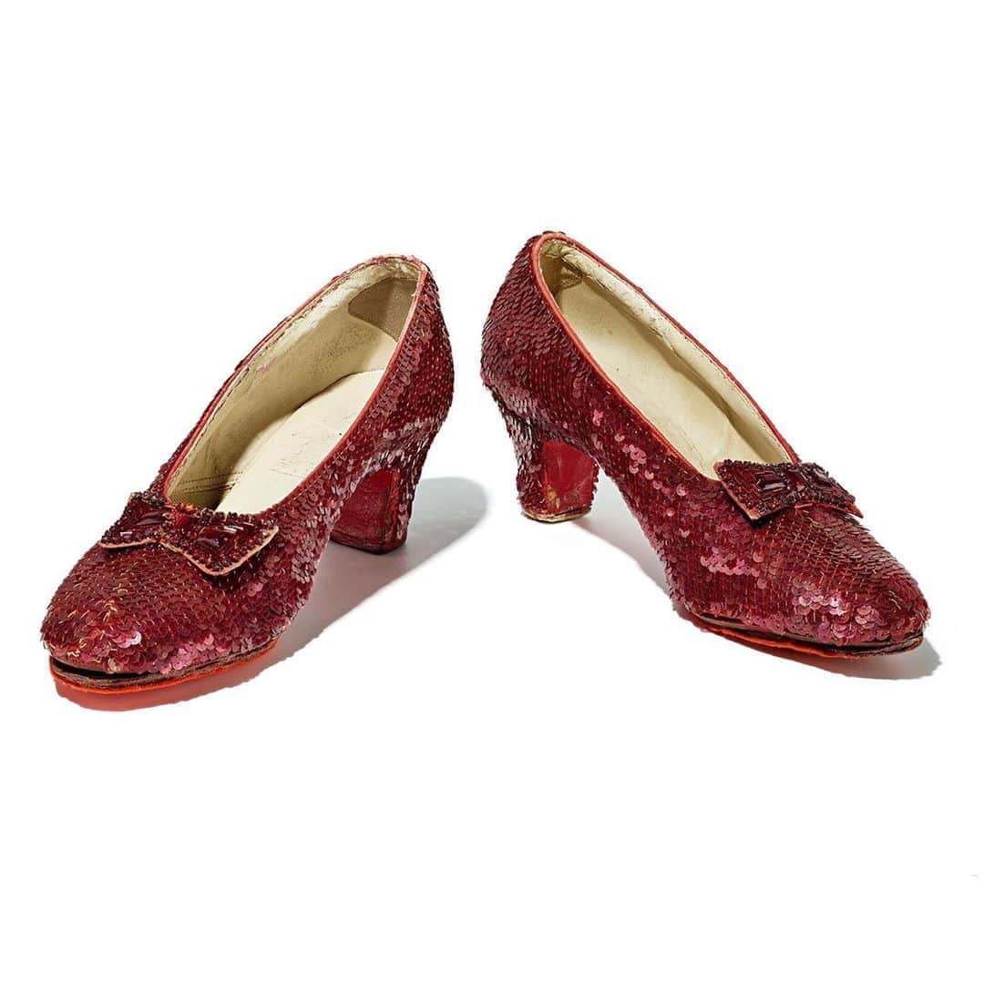 のインスタグラム：「Our conservators spent over 200 hours up close with the Ruby Slippers, cleaning every sequin. We're excited to announce that today the Ruby Slippers—along with other beloved objects from our nation's history—are back on public view in our reopened museum.   To create a safe environment for our visitors, we're reopening with enhanced health and safety measures, including free timed-entry passes. You can reserve passes on our website. We'll be open 11 a.m.-4 p.m. from Friday through Tuesday, with last entry at 3:30 p.m. We'll be closed Wednesdays and Thursdays. At this time, all of our available timed-entry passes for this weekend (9/25-27) have been reserved, but many passes are available for next week and beyond.   A few things to know: visitors ages six and older are required to wear face coverings during their visit, and face coverings are also highly recommended for all visitors between the ages of two and six, per CDC guidelines. Groups larger than six won't be permitted, and visitors will need to maintain at least six feet of distance between themselves and people outside their group. Some spaces in our museum—including our cafeteria, cafe, hands-on spaces like Draper Spark!Lab and Wegmans Wonderplace, and many of our stores—will remain closed until further notice.   Planning a visit? Follow the link in our bio to watch our Elizabeth MacMillan Director Anthea Hartig's welcome video and learn how you can prepare for your trip: https://s.si.edu/3mThFcg   Not ready or able to visit in person yet? We'll continue to offer online programs and distance learning resources and share stories from our nation’s history here. Our website has lots to explore: exhibitions, blogs, videos, and more than a million objects and records.」