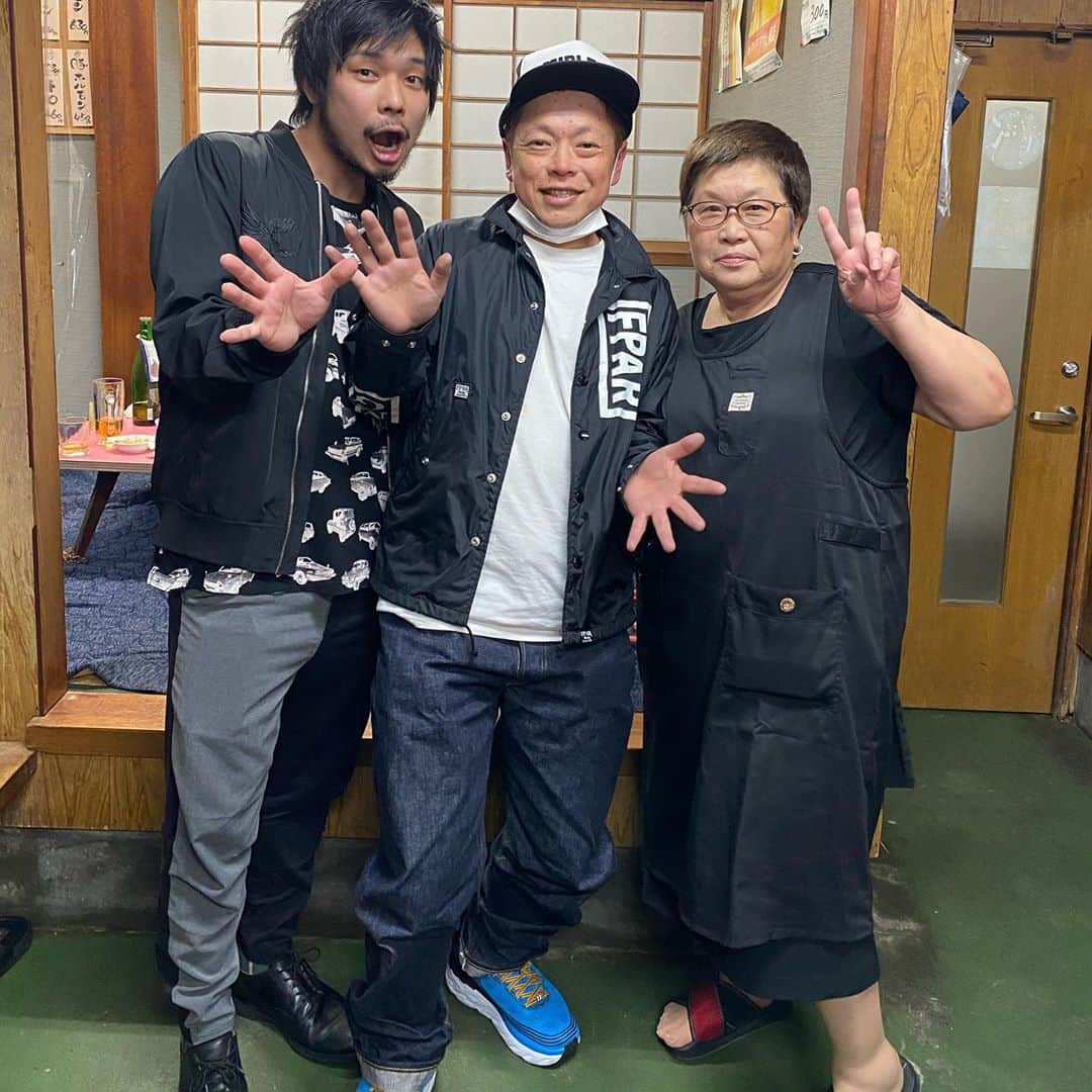 ネゴシックスさんのインスタグラム写真 - (ネゴシックスInstagram)「住宅街に突如出現店 柿や隠岐のお酒を頂き親戚んちみたいで良い感じ 島根ミュージシャン矢田太郎くんと お母さんいい人」9月25日 22時59分 - nego6