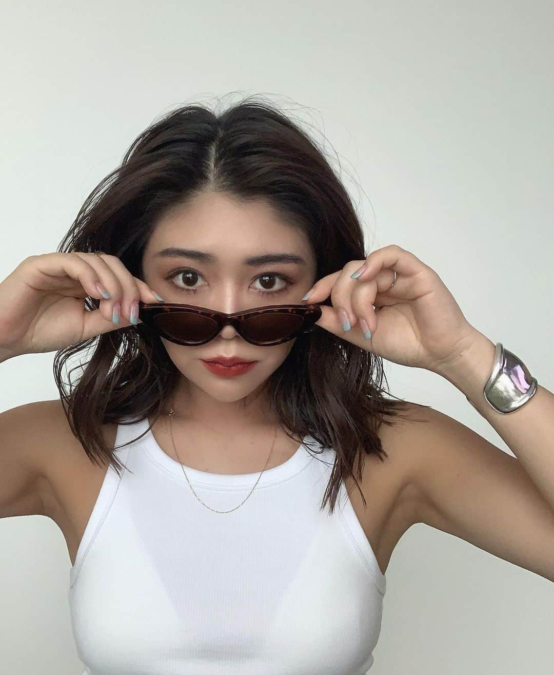 Naomiのインスタグラム：「OLAPLEXを使ってるってストーリーズに載せたら、使用感知りたいって結構📨来たので、 個人的なレビュー🧴 少量でも泡立ちは良く、名前にボンドって付いてるくらい、テクスチャーは重い感じ🤔洗ってる時は重く仕上がるかなーって思ったけど、乾かすと重くなく、ベタつかないし、つるっとなめらかでしっとりした仕上がり。使っていくと段々とハリとコシ、弾力が出る感じ🧴 私はブリーチとかしてないけど、ブリーチ毛とかのほうが効果が分かりそう🧑 オイルの香りはあんまり広がらないけど良い匂い🐻スタイリングの時に付けても良いけど、良い意味でベタ付かず束感がそこまで出ないから、ドライヤーの前に付けてます👍熱から守ってくれてパサつかない👩🏽 スタイリングは別のオイル使ってます👾  引き続き#authenticbeautyconcept のシリーズも好きでリピートしてます🥰  #OLAPLEX#オラプレックス#PRではない#一般人のレビュー #hair#hairstyle #ボブ#😎」