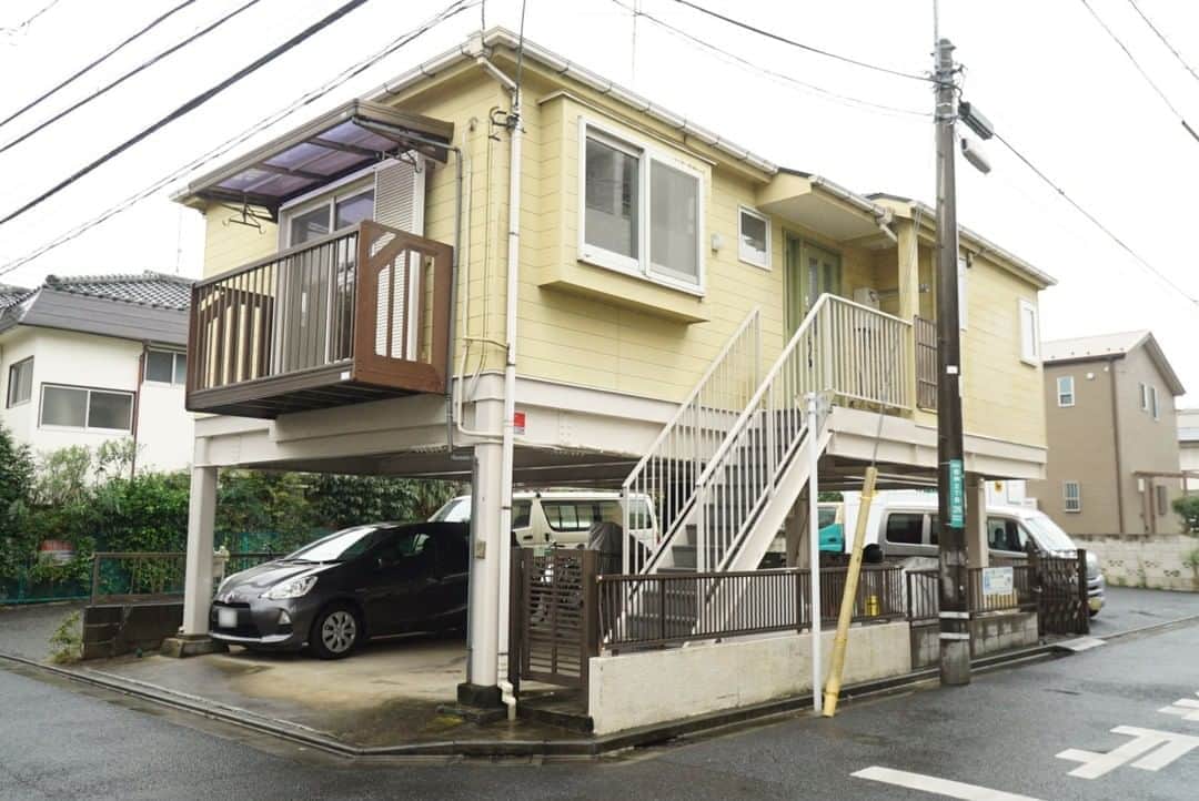 せたがやクラソンのインスタグラム：「『松陰神社前、一軒家で暮らそう』﻿ ﻿ ・東急世田谷線松陰神社前駅 徒歩5分 ・11.5万円・44.08㎡・1SLDK ___________________________________________________________________﻿  ふつふつと人気の松陰神社前をわが街とする機会がまたやってきました。しかも一軒家。世田谷線の松陰神社前駅まで歩いて5分くらいの住宅街の中にあります。 松陰神社前は朝も昼も夕方も夜も、どの時間帯もたのしめる街なのでどんな生活ペースの方にもおすすめです。  下が駐車場になっている2階部分のみの一軒家。（※駐車場はついてません） お部屋は10帖のLDKと3帖の納戸、8帖の和室の1SLDK。和室が家の真ん中にでんっと据えられていてとても安定感があります。今となってはもう、和室にテンションが上がるという、昔から考えたらあべこべの世界な感じで不思議です。  ▼この物件の詳細、﻿ そのほかのお部屋はプロフィールのリンクから﻿ @setagayakurasson﻿ ___________________________________________________________________﻿ ﻿ 「オンラインでお部屋探し」スタートしました！ ご相談お待ちしております。 ﻿ ﻿https://setagayakurasson.com/online _____________________________________________________________________﻿ ﻿ #せたがやクラソン #せたがやンソン #賃貸 #お部屋探し #オンラインお部屋探し #引っ越し #内見 #部屋 #ワンルーム #ひとり暮らし #ふたり暮らし #好きな街 #暮らしを楽しむ #キッチン #家具 #世田谷 #賃貸インテリア #リノベーション  #コンシェルジュ #世田谷のお部屋探し  #世田谷線 #松陰神社前  #一軒家  #戸建  #暮らしを楽しむ  #賃貸暮らし #世界観  #和室のある暮らし  #松陰神社前賃貸」