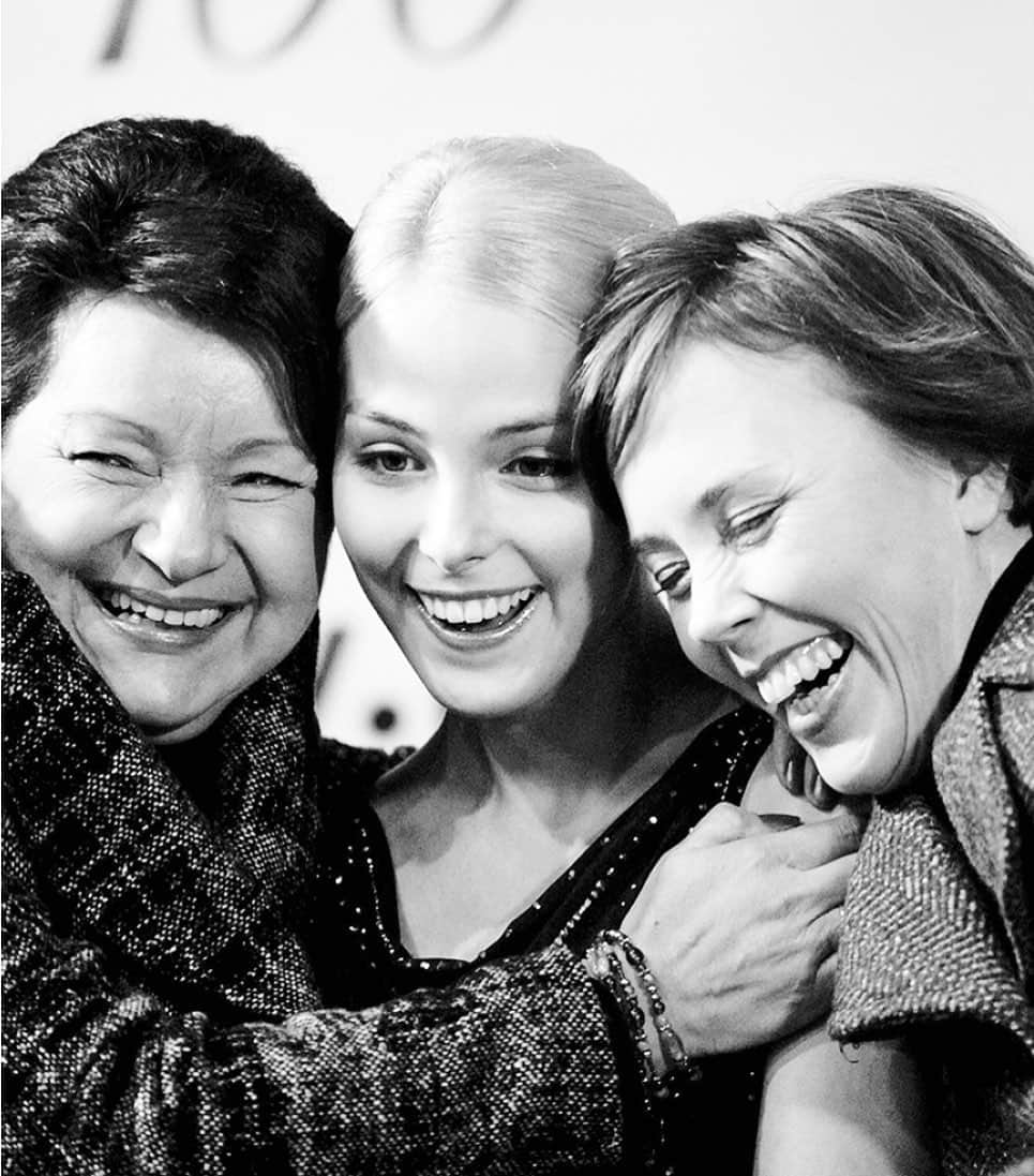 キーラ・コルピのインスタグラム：「Hyvää Valmentajan Päivää! 💞  Opin omilta pitkäaikaisilta valmentajiltani @maaretsiromaa ja @shaarala aivan valtavasti 🙏🏼 Ihailen erityisesti heidän molempien kokonaisvaltaista sitoutumista ja omistautumista valmennustyöhönsä.  Itseäni valmentajana on viime aikoina paljon pohdituttanut vapauden teema.  Mitä tarkoittaa vapaus valmentamisessa?  Miltä vapaus, erityisesti sisäinen vapaus, tuntuu ja näyttää valmennustyössä?  Miten se vaikuttaa oman ammatin arvostuksen tunteeseen?  Miten vapauden tunnetta voi tietoisesti jalostaa?  #kiittikoutsi #thankscoach #vapausvalmentamisessa @suomenvalmentajat」