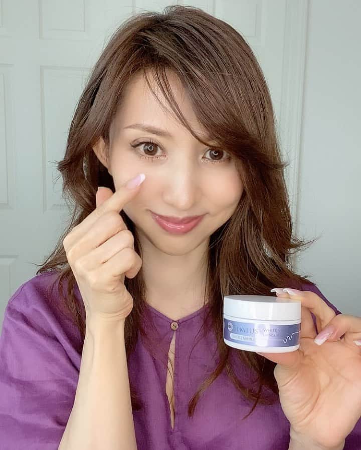 のインスタグラム：「♡_  こんばんは🌙  薬用シミウスジェル @simius_official で マッサージを続けて シミが薄くなってハリもアップしました♡  薬用シミウスジェルはシミに悩み続けていたお母様に 「効果も確実で根拠のある物を作って シミをなくしてあげたい。」という 開発者の想いから生まれた日本で唯一の シミと保湿に特化したオールインワンジェルなの。  臨床試験で検証を行なって 医学誌にも掲載された エビデンスコスメであるシミウスジェルは 世界中から厳選された製品やサービスの学術論文審査を行い 優れた機能と品質の栄誉を称えて寄与される 「HvO 世界大賞」を3年連続受賞しているの✨  自分の大切なお肌だからやっぱり 信頼の置けるスキンケアを使いたいよね♡  SNSでもよく見かけるし 様々な美容雑誌でも取り上げられていて 大人気のアイテム♡ 満足度もなんと97%なんだって！ これからも使い続けたい♪  #スキンケア #シミ #シミ対策 #シミ予防 #シミケア #エイジングケア #美容 #美白ケア #美肌ケア #シミウス #オールインワンジェル #薬用シミウスジェル #メビウス製薬 #pr #シミウスジェル #エビデンスコスメ #コスメ好きさんと繋がりたい #アンチエイジング #アラフィフ #アラフィフママ #jマダムのおしゃれ #大人女子 #美魔女 #美容モデル #ミセスモデル #美容好きな人と繋がりたい #ponte_beauty #ママ美容 #自撮り #美容動画」