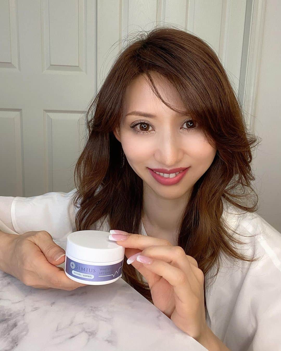 sachi♡さんのインスタグラム写真 - (sachi♡Instagram)「♡_  こんばんは🌙  薬用シミウスジェル @simius_official で マッサージを続けて シミが薄くなってハリもアップしました♡  薬用シミウスジェルはシミに悩み続けていたお母様に 「効果も確実で根拠のある物を作って シミをなくしてあげたい。」という 開発者の想いから生まれた日本で唯一の シミと保湿に特化したオールインワンジェルなの。  臨床試験で検証を行なって 医学誌にも掲載された エビデンスコスメであるシミウスジェルは 世界中から厳選された製品やサービスの学術論文審査を行い 優れた機能と品質の栄誉を称えて寄与される 「HvO 世界大賞」を3年連続受賞しているの✨  自分の大切なお肌だからやっぱり 信頼の置けるスキンケアを使いたいよね♡  SNSでもよく見かけるし 様々な美容雑誌でも取り上げられていて 大人気のアイテム♡ 満足度もなんと97%なんだって！ これからも使い続けたい♪  #スキンケア #シミ #シミ対策 #シミ予防 #シミケア #エイジングケア #美容 #美白ケア #美肌ケア #シミウス #オールインワンジェル #薬用シミウスジェル #メビウス製薬 #pr #シミウスジェル #エビデンスコスメ #コスメ好きさんと繋がりたい #アンチエイジング #アラフィフ #アラフィフママ #jマダムのおしゃれ #大人女子 #美魔女 #美容モデル #ミセスモデル #美容好きな人と繋がりたい #ponte_beauty #ママ美容 #自撮り #美容動画」9月25日 21時38分 - nail_salon_felice04