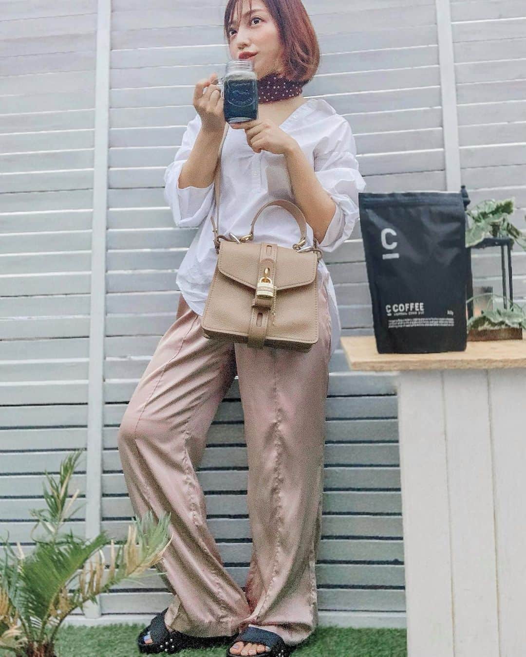 のインスタグラム：「👗☕️#ootd #👜 . . . 最近getしたChloeのバック🤤💕 ご褒美で✨ お仕事頑張ろうってなった😋 . . シャツ🤎韓国のお店の パンツ🤎randa サンダル🤎silentd スカーフ🤎Chicago バッグ🤎Chloe . . . . おうちカフェでブレイクタイム☕️ コロナで運動不足や食べ過ぎにてるからここぞでチャコールクレンズの C_COFFEE(@c_coffee_official ) . . . 香りが良くて毎日のコーヒーを置き換えたりよいよね！ 牛乳も🥛入れたりして飲んでるよ🙆‍♀️ . . . 甘めのコーヒーが好きな子はお砂糖入れてもオススメ❣️ ダイエット目的ならお砂糖は少なめが良さそう！ . . . ブラジル産コーヒーパウダーと 国産の赤松炭・竹炭、美容と健康をサポートするMCTオイルを加えたチャコールコーヒー☕️ . . . おうちで寝る前にストレッチしてて 特に太ももなんだけど 明らかに足の形変わってきた🙆‍♀️ 体の中と外ゆるーく解放していこうと思う🤤💕 . . . . . . . #Chloe#randa#スカーフアレンジ #c_coffee #cコーヒー #チャコールクレンズ #チャコールコーヒー #コロナ太り #サテンパンツ #シャツコーデ #クロエ」